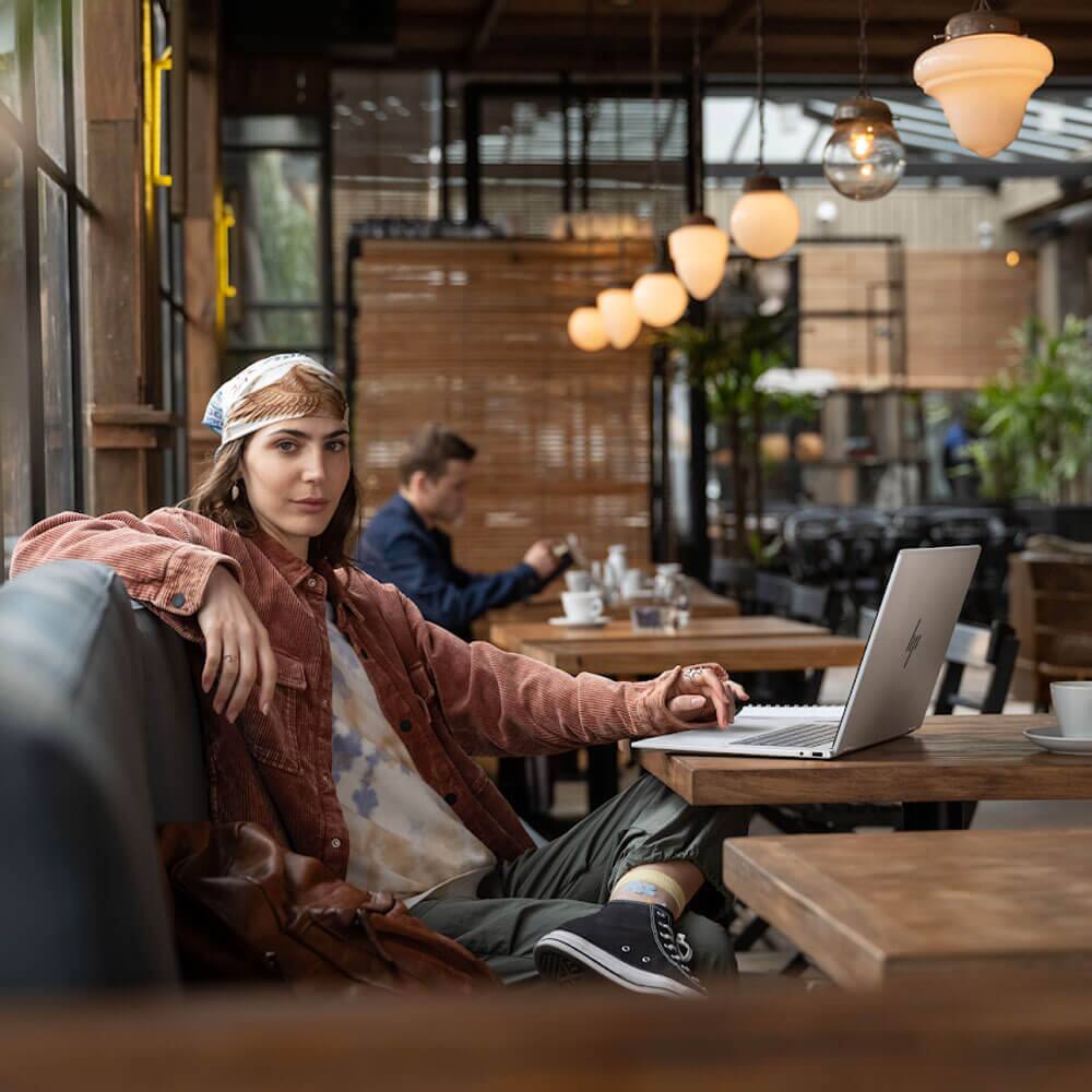 Alt View 7. HP - HP 16 inch OmniBook 7 Flip 2-in-1 Touchscreen Laptop - Intel Core Ultra 7 - 16GB/512 GB SSD - Silver - Silver.