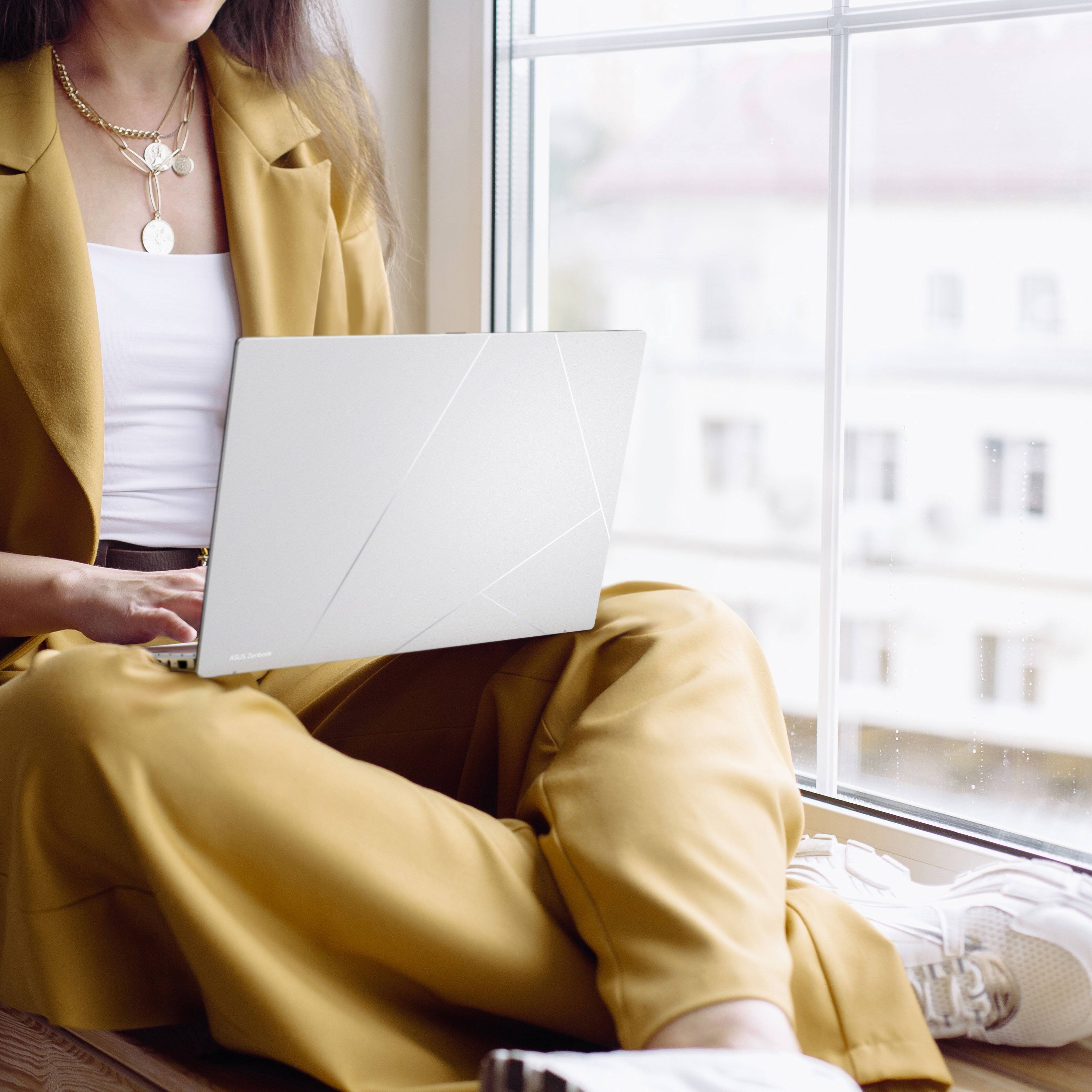 Alt View 5. ASUS - Zenbook 14 14" 3K OLED Touch Screen Laptop - Intel Core Ultra 9 285H - 32GB RAM - 1TB SSD - Foggy Silver.