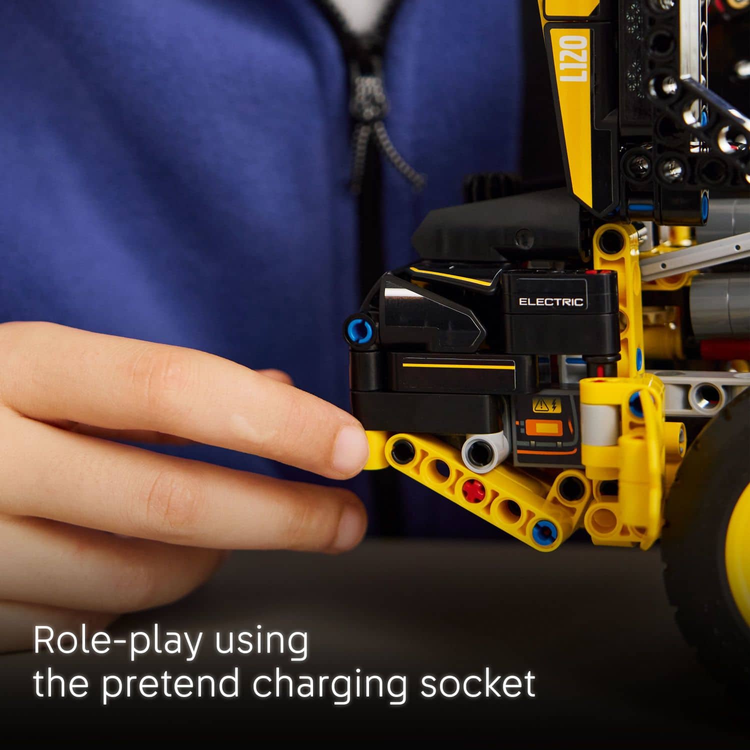 L1Z0 ELECTRIC
Role-play using the pretend charging socket