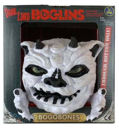 DARK LORD BOGINS
CREATURES THAT COME ALIVE IN YOUR HANDS!
1ST EDITION
5 ans et plus
FOR AGES 5 & OVER
THROUGH BOTTOM ONLY!
BOGOBONES
TRI ACTION TOYS