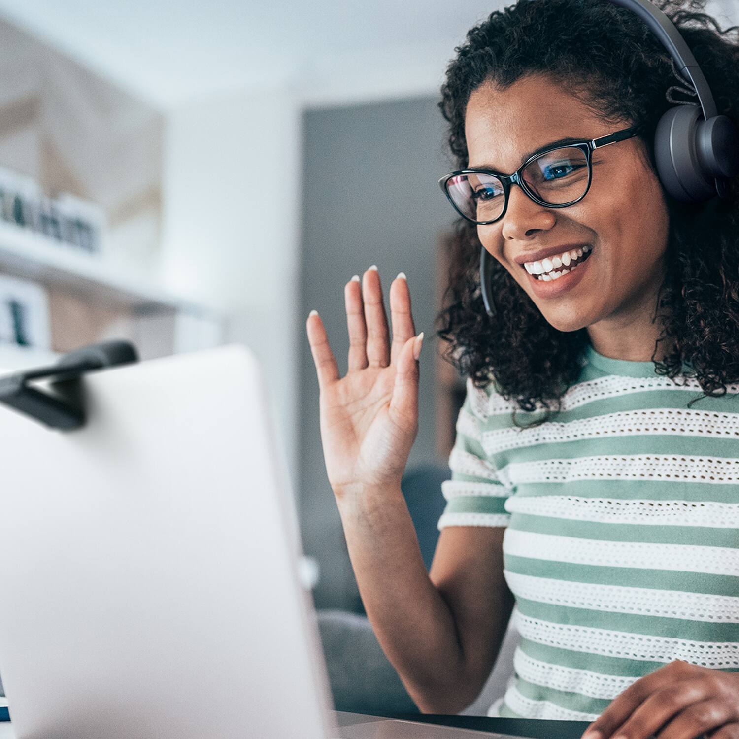 Alt View 15. Logitech - C505 720 Webcam with Long-Range Mic - Black.