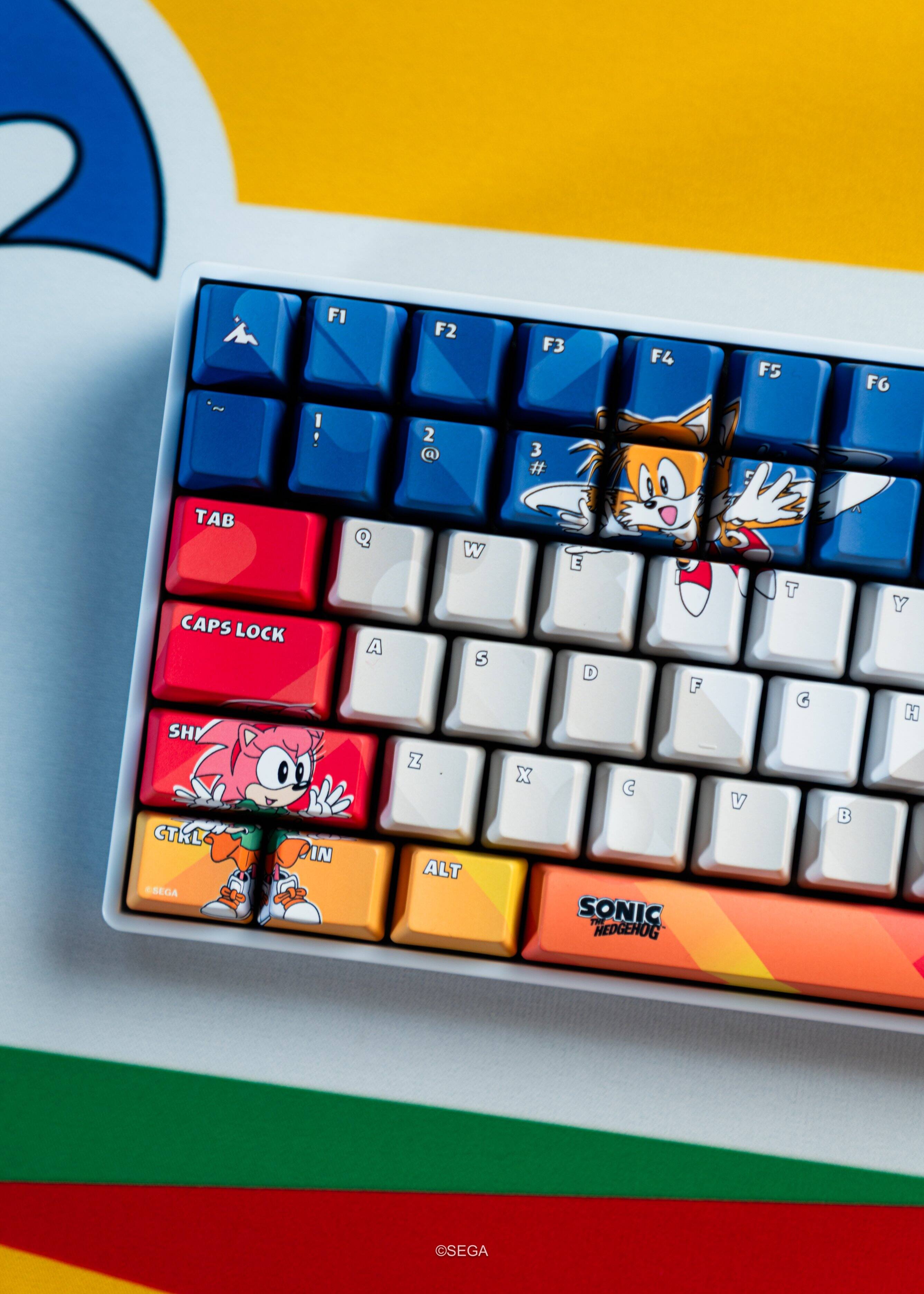F1 F2 F3 F4 F5 F6  
1 ! 2 @ 3 #  
TAB CAPS LOCK  
Q W E R T Y  
A S D F G H  
Z X C V B  
ALT  
SH CTKL IN  
SONIC HEDGEHOG  
SEGA