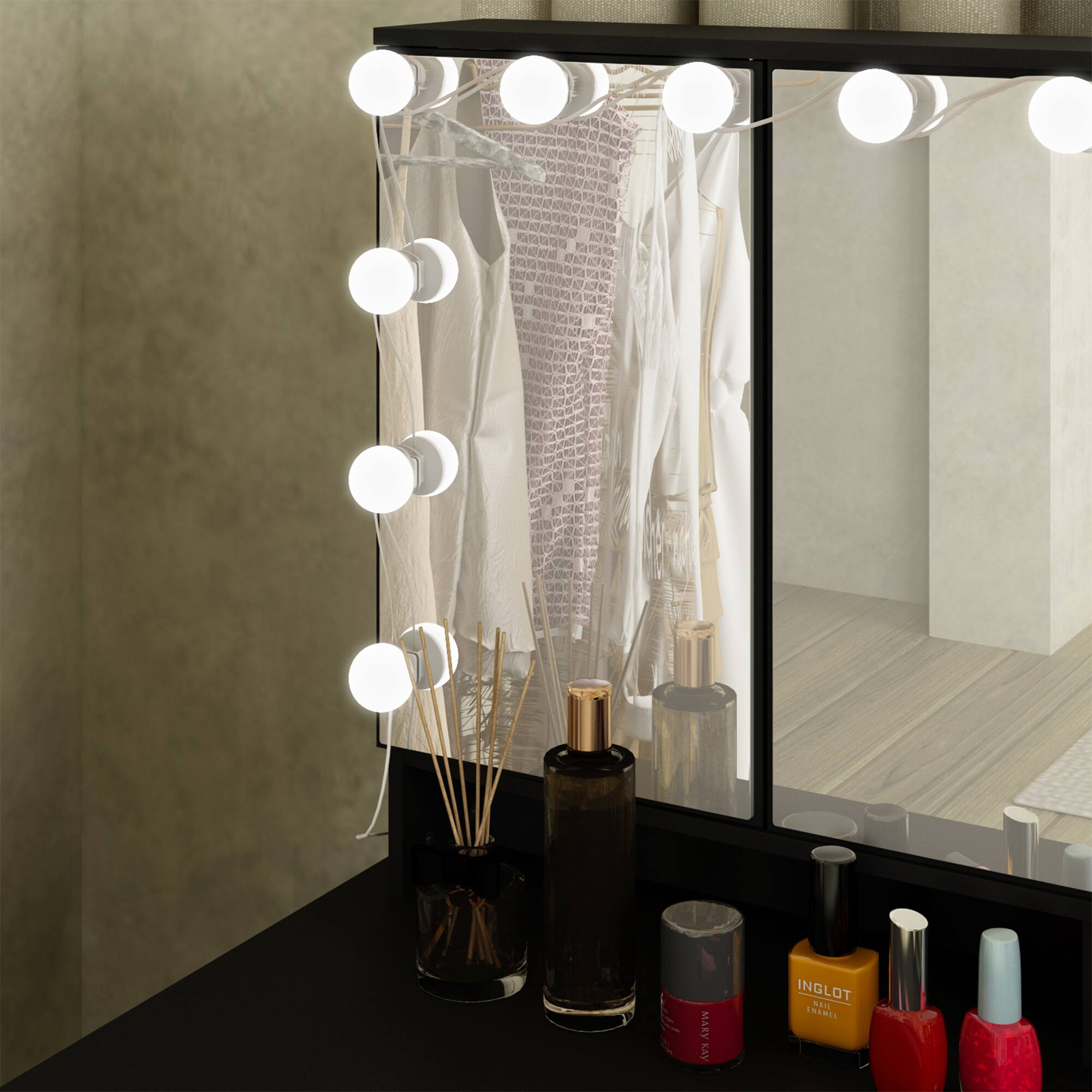 The text in the image is "MARY Y INGLOT AM SSAMIT." It appears to be a combination of brand names or product names. Here is the corrected and grouped version:

- MARY Y
- INGLOT
- AM SSAMIT

These are likely names of cosmetic or beauty brands.