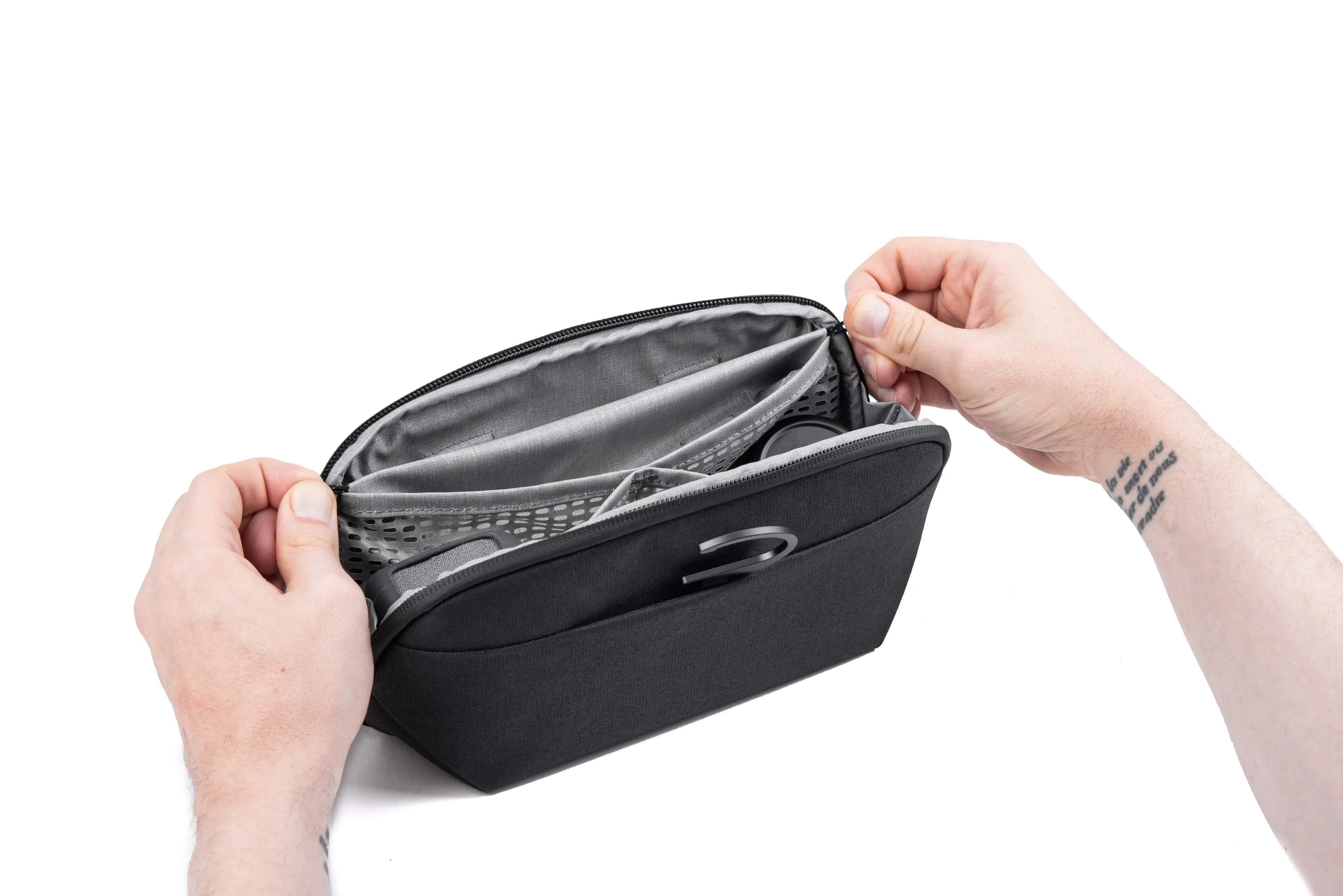 The text on the image is in Spanish and reads "Da vie bu neus p . de f madre." This translates to "Give me a pen from your mother."