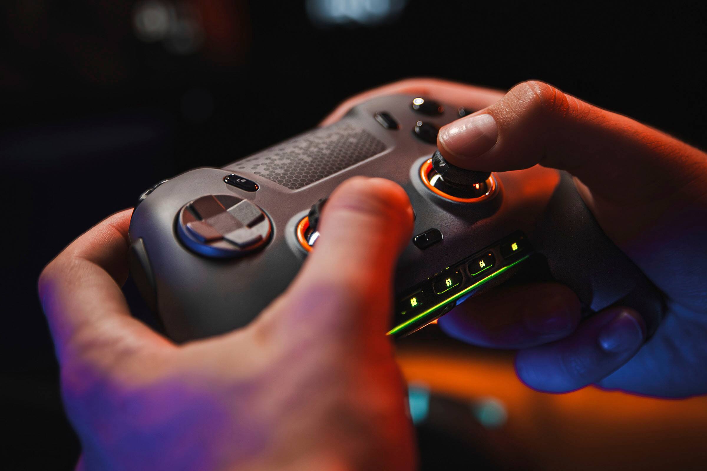 Alt View 16. SCUF - ENVISION PRO v2 Wireless Gaming Controller for PC with Anti-Drift Thumbsticks - Steel Gray.