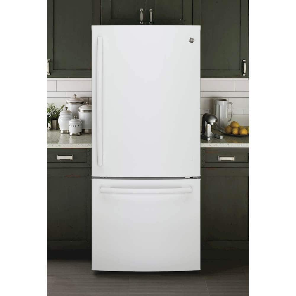 Alt View 4. GE - 21.0 Cu. Ft. Bottom-Freezer Refrigerator - High Gloss White.