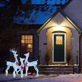 BreeBe - 3-Piece Pre-Lit Large Christmas Reindeer Family Decoration - Cold White