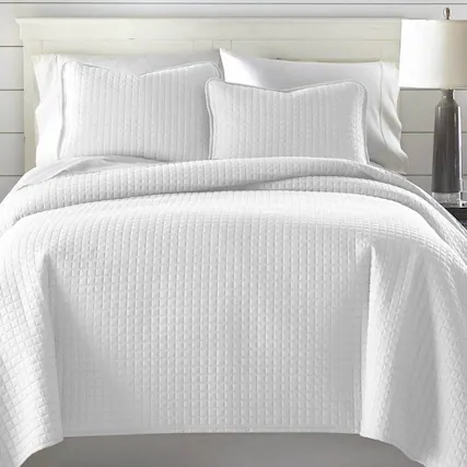 Front. Hivvago - Full/Queen Lightweight White Ultra Soft 3-Piece Microfiber Quilt Set - White.