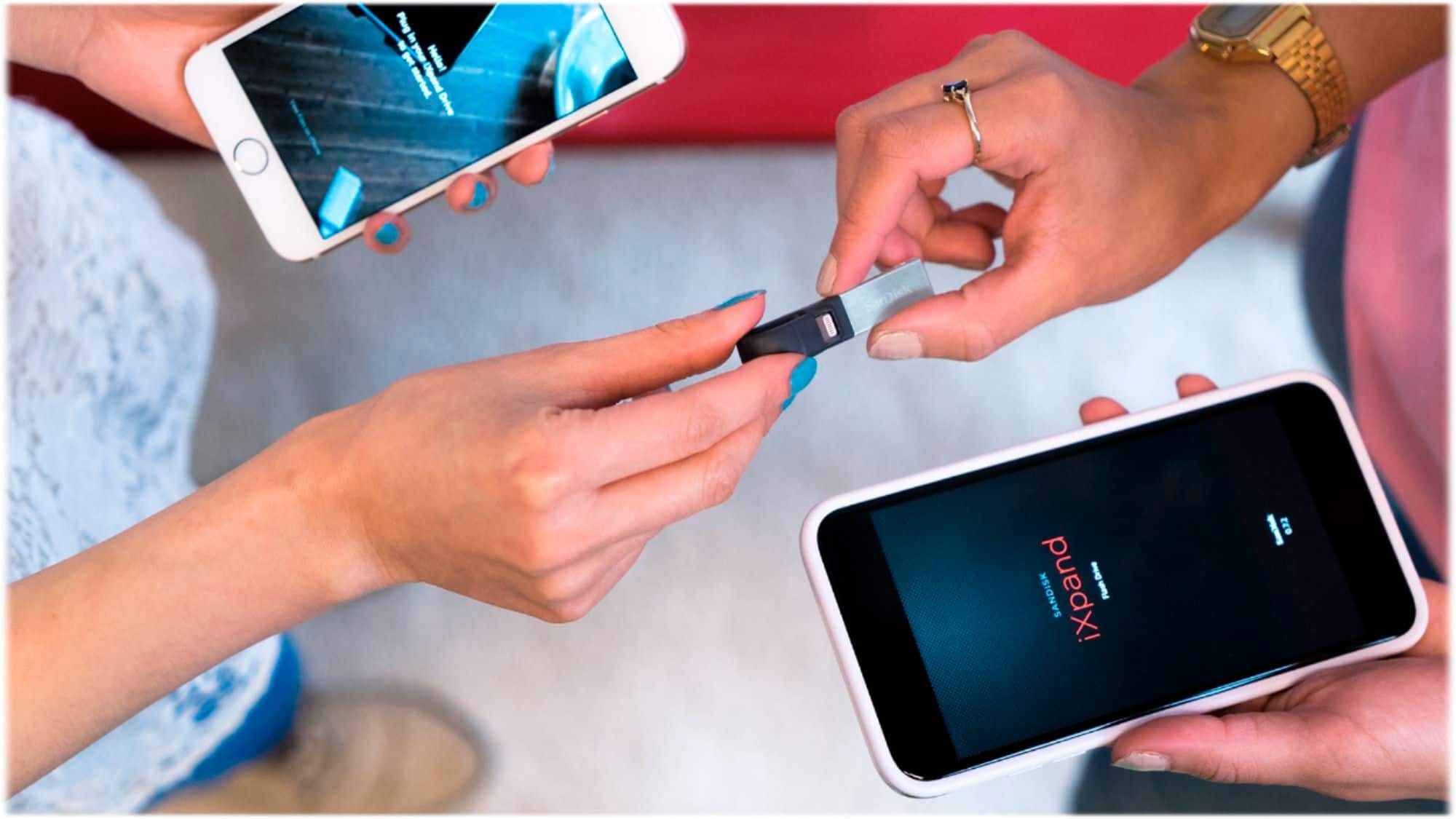 Alt View 16. SanDisk - iXpand 32GB USB 3.0/Lightning Flash Drive - Black / Silver.