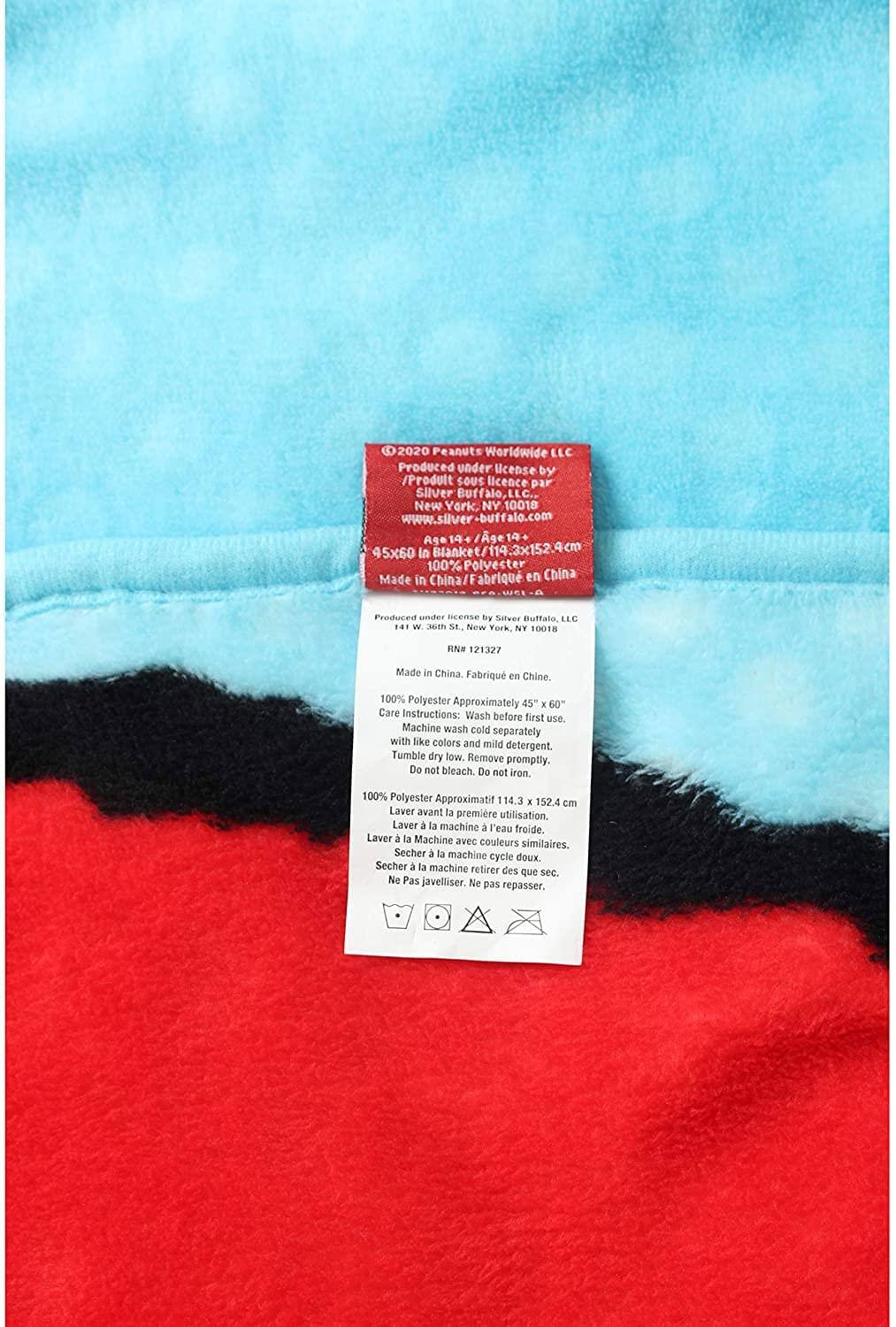 2020 Peanuts Worldwide LLC  
Produced under license by Silver Buffalo, New York, NY 10018  
www.silver-buffalo.com  
Ase 194 in Blanket/119.3x152.4 cm  
45x60  
100% Polyester  
Made in China  
Produced under license by Silver Buffalo, LLC  
14 W. 36th St., New York, NY 10018  
RN# 121327  
Made in China  
100% Polyester  
Approximately 45" x 60"  
Care Instructions:  
Wash before first use.  
Machine wash cold separately with like colors and mild detergent.  
Tumble dry low. Remove promptly.  
Do not bleach. Do not iron.  
100% Polyester  
Laver avant la première utilisation.  
Laver à la machine à l'eau froide.  
Laver à la machine avec couleurs similaires.  
Sécher à la machine cycle doux.  
Retirer dès qu' sec.  
Ne pas javelliser. Ne pas repasser.