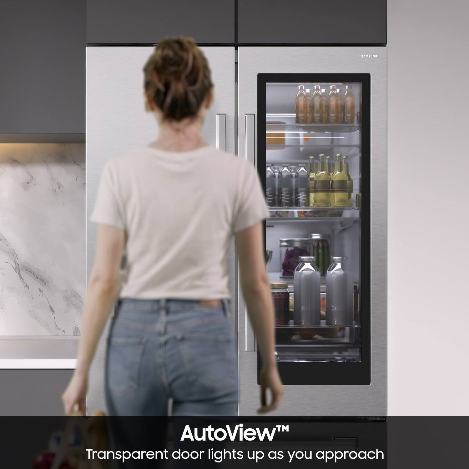 SAMSUNG AutoView™ Transparent door lights up as you approach
