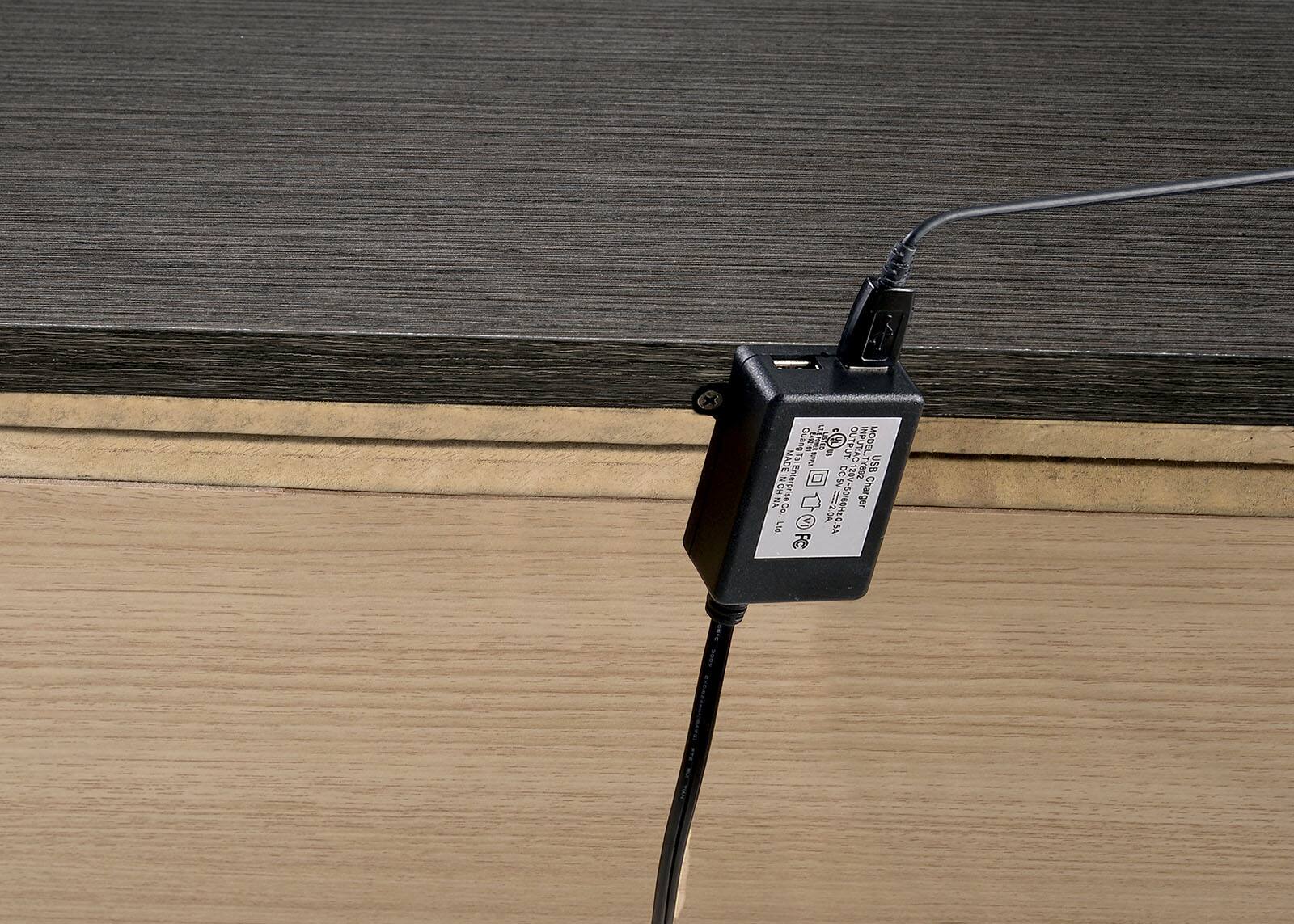 GuangTa  
1 n OUTPUT  
INPUT AC  
MODEL  
MADE IN CHINA  
WOZHOR-AR9  
Charger  
A Li