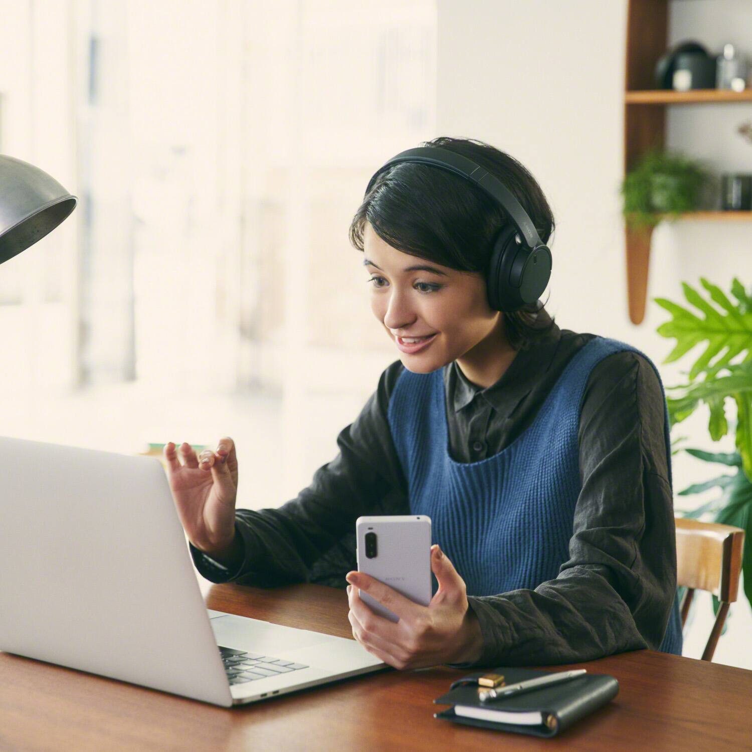 Alt View 1. Sony - Wireless Noise Cancelling Headphone  WHCH720N/BRB - Black.