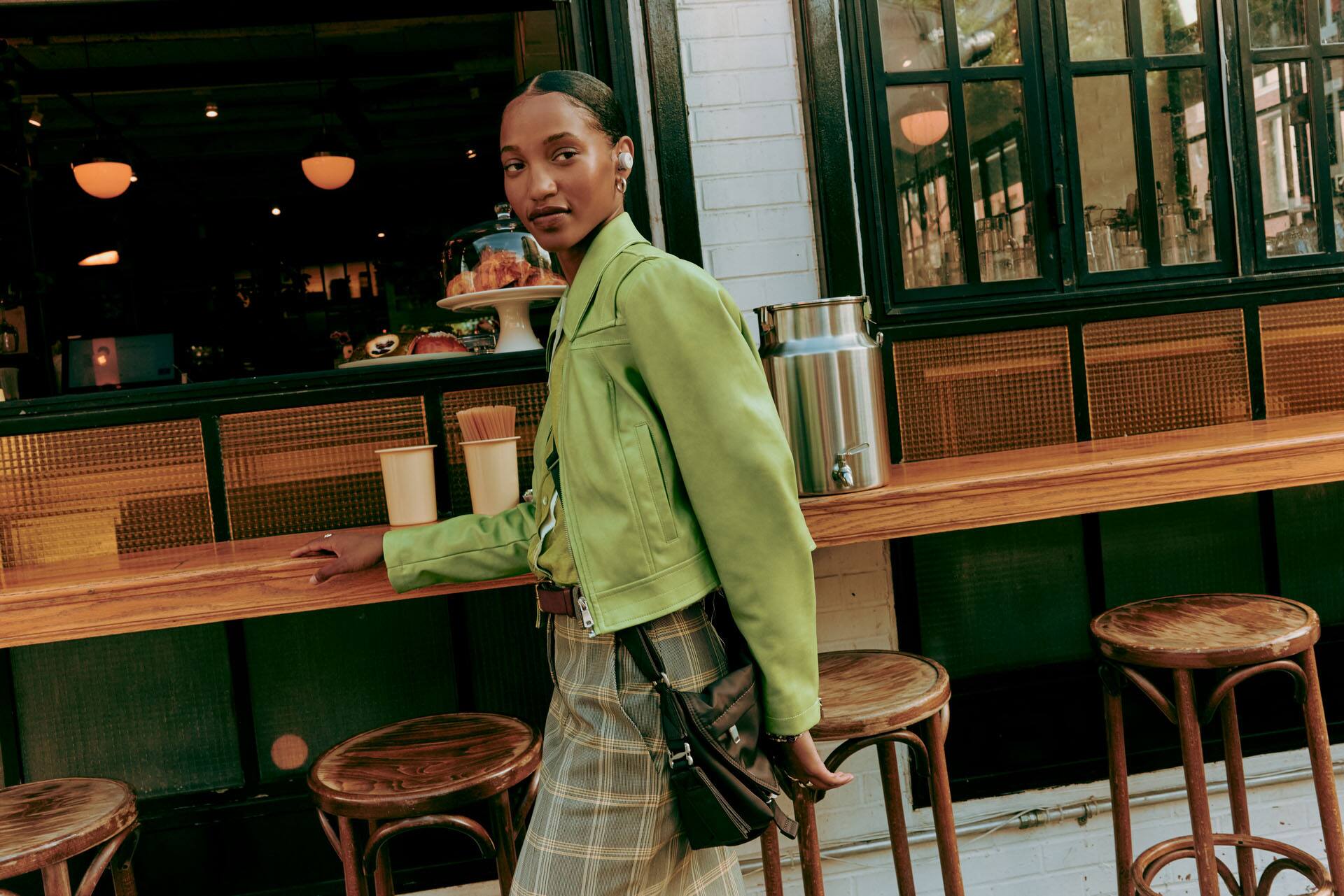 Alt View 16. Bose - QuietComfort True Wireless Noise Cancelling In-Ear Earbuds - White Smoke.