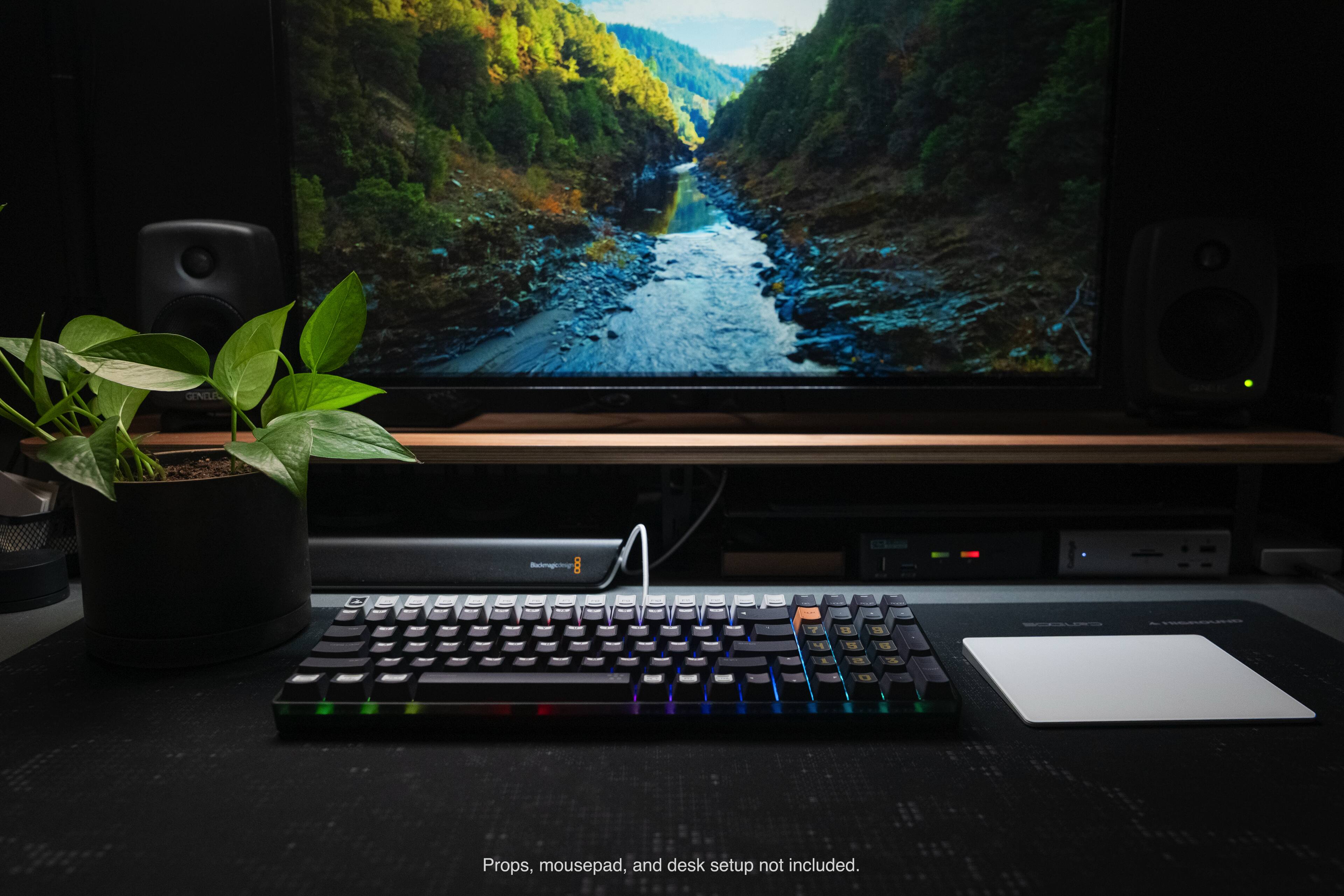 GENELIL Rucdeageteg 8 - I L 1 TS

Props, mousepad, and desk setup not included.