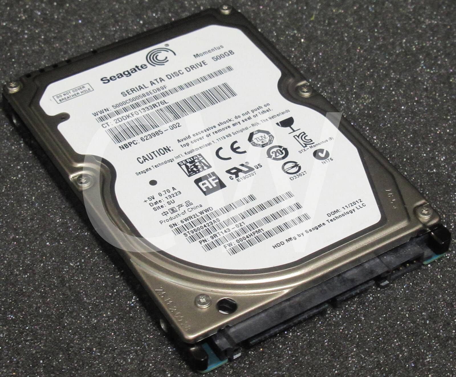 Momentus 500GB DRIVE Seagate ATA DISC COVER HOLE SERIAL NOT 0 BREATHER 5000C5005B8EDB9F 1333R76L on WWN: 2DDKF01333R76L not push fabel. 2DDKFO do seal or The Netherlands CT: 002 shock; any Rijk 623985 I excessive r remove NB Schiphal- Avoid cover 1. 1119 TUV . NBPC: top Koolhovenlaan Mamentus  20 STX- CAUTION: sechnology Intl SERIA N176 S US Seagats R E190397 D33027 0.70 A AF +5V Date: 13223 13223 Date: SU  11/2012 Site: China LLC Product-of 6WR2LWWD Technology DOM: SN: ST9500423A - 021 Sengate 9RT143-021 9RT