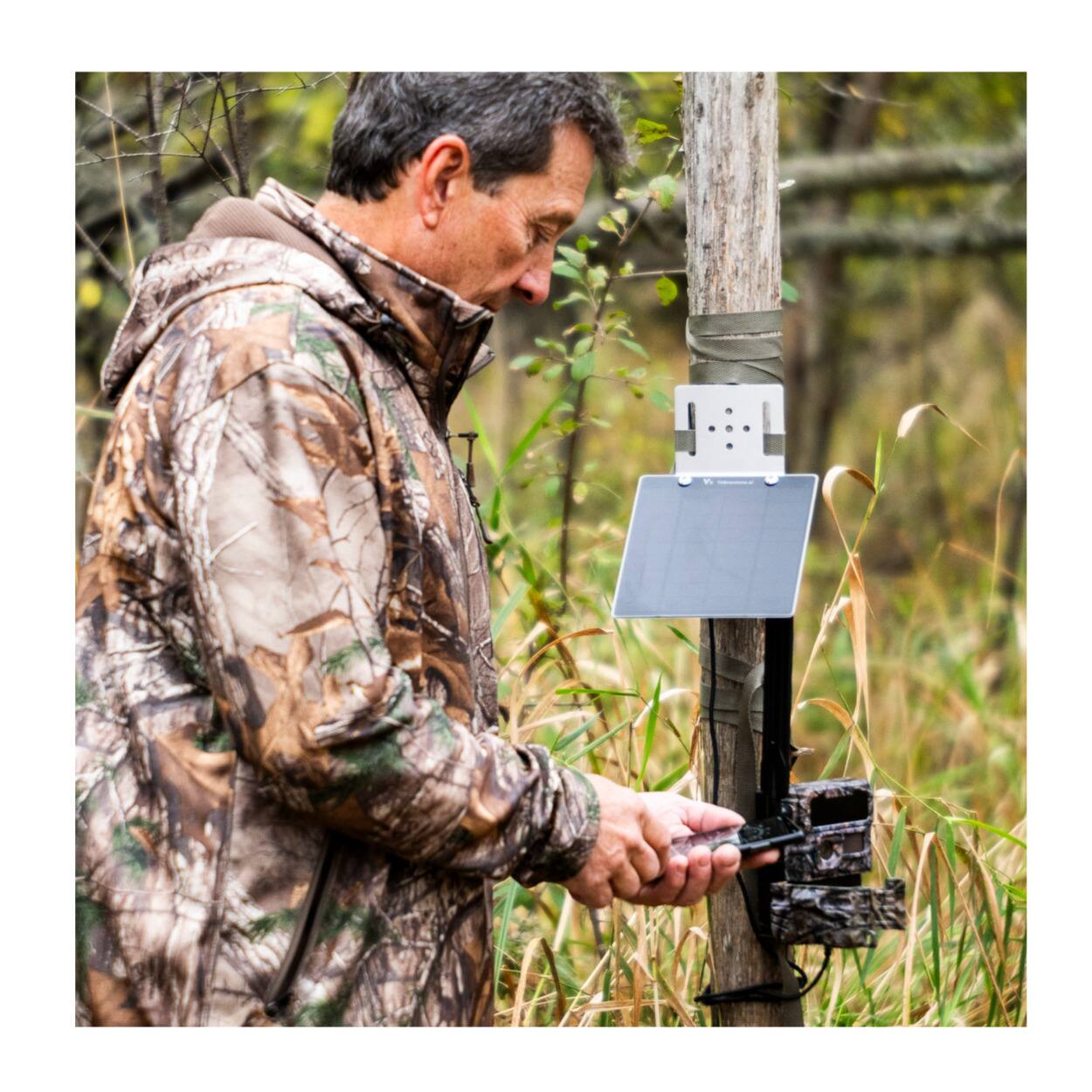 Left. Yellowstone - Yellowstone Y2 4G LTE Trail Camera Bundle with Card Reader and Accessories.