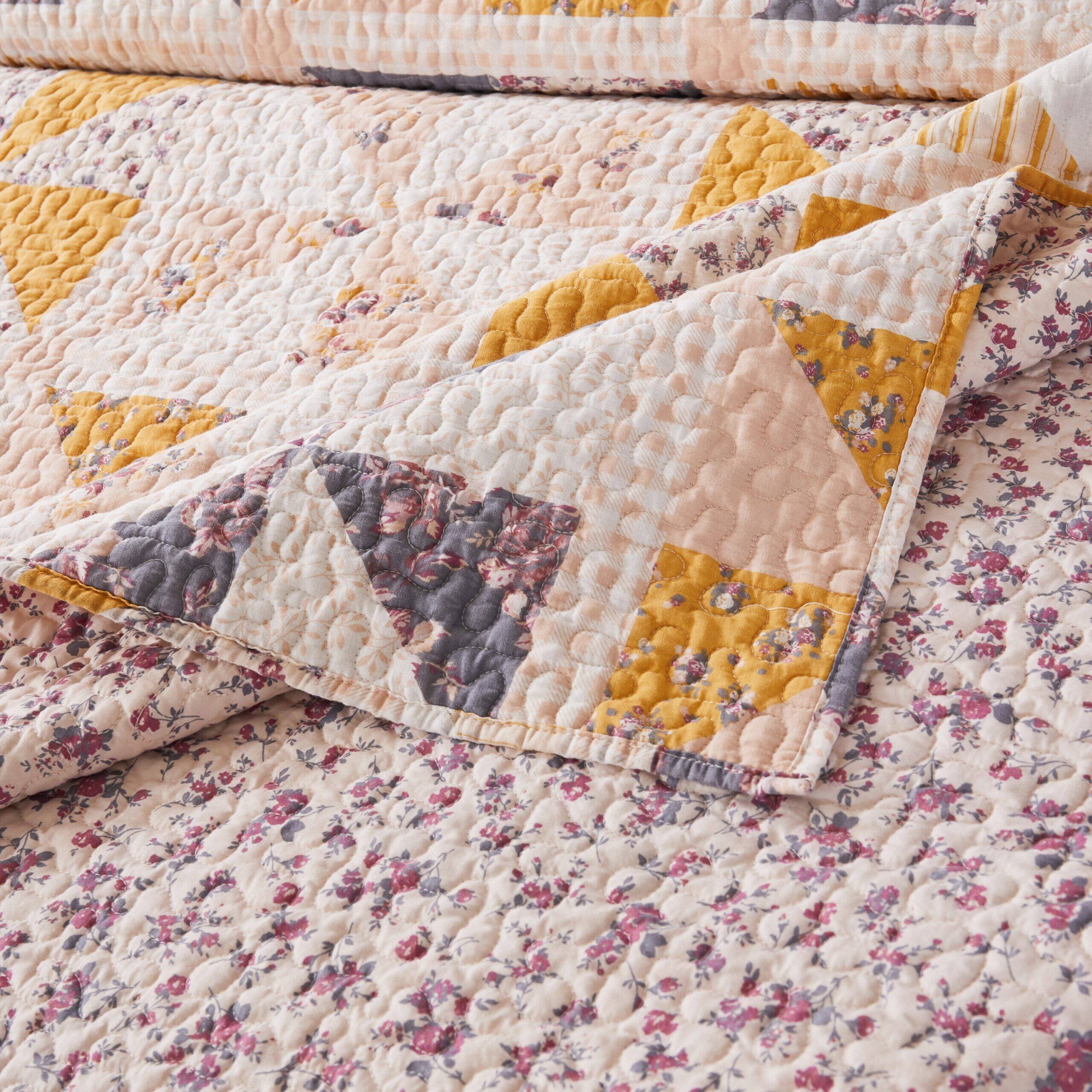 Left. BreeBe - Pinwheel & Posey Quilt Set 3-Piece Full/Queen - Peach.