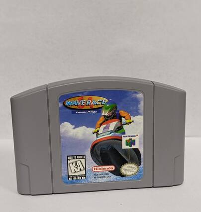 The text on the image is:
"Waverace Kawasaki Jet Ski 04 Nintendo NUS-006 (USA) Content Rated by ESRB NUS-NWRE-USA Official Nintendo Seal - Quart"
Corrected and grouped:
"Waverace Kawasaki Jet Ski 04, Nintendo NUS-006 (USA), Content Rated by ESRB NUS-NWRE-USA, Official Nintendo Seal - Quart" - E (Everyone)