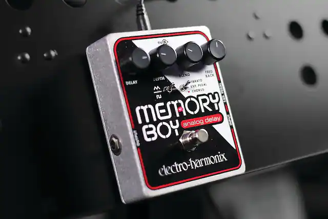 Memory Boy
Analog Delay
Electro-Harmonix
9V
Input
Output
Delay
Depth
Blend
Feed Back
Vibrato
Exp. Pedal
Chorus
Memory