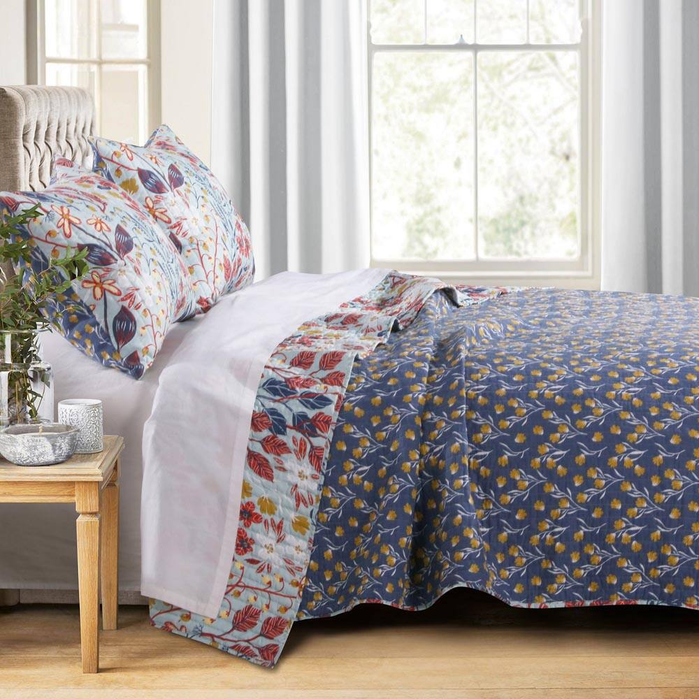 Left. BreeBe - Perry Quilt Set 3-Piece Full/Queen - Multi.