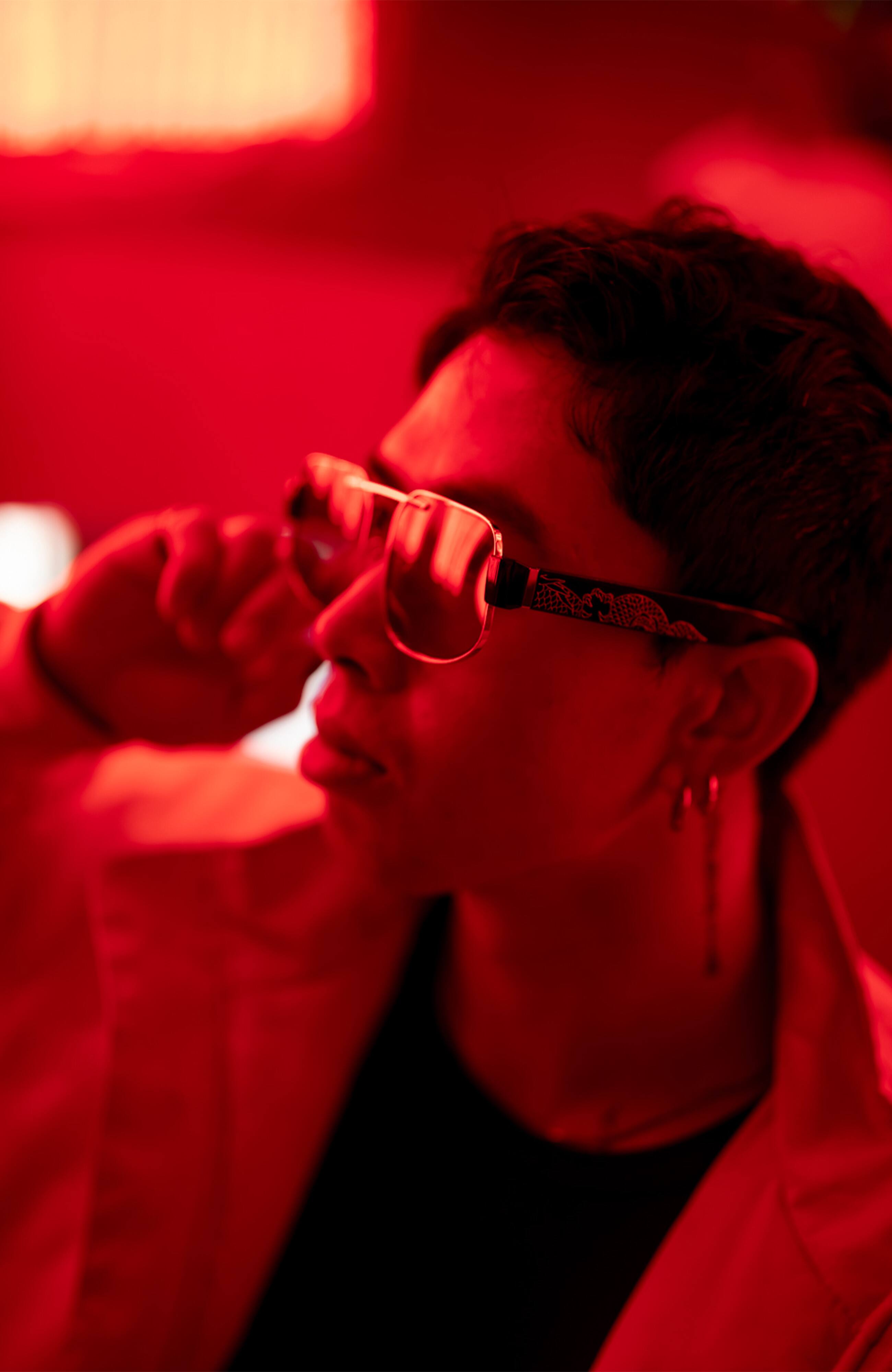 Alt View 6. Chamelo - Lifestyle Dragon Slider HVL - Glossy black gold frame | Smoke lenses.