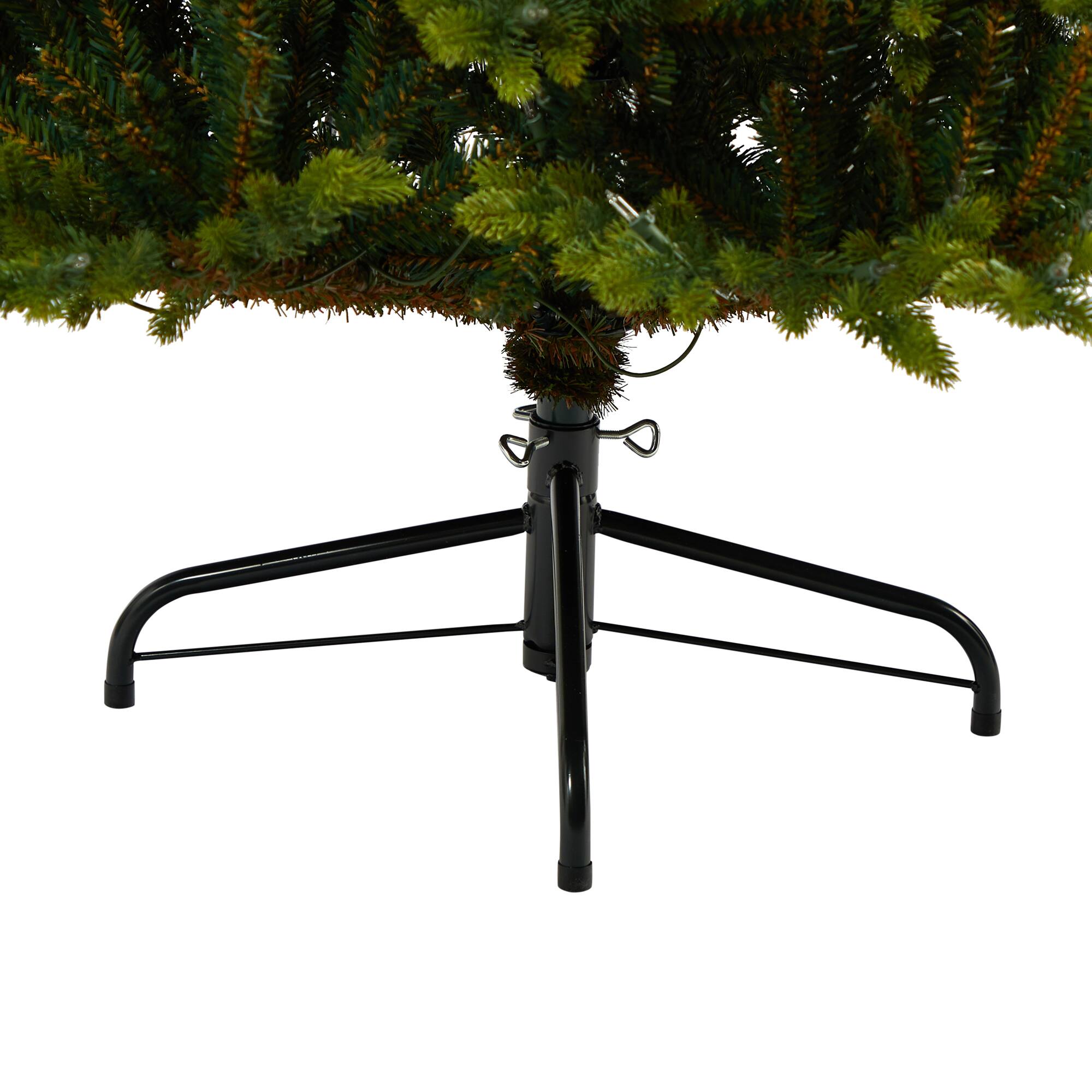 Angle. BreeBe - 7’ North Carolina Xmas Tree w/550 Clear Lights and 3703 Tips - Green.