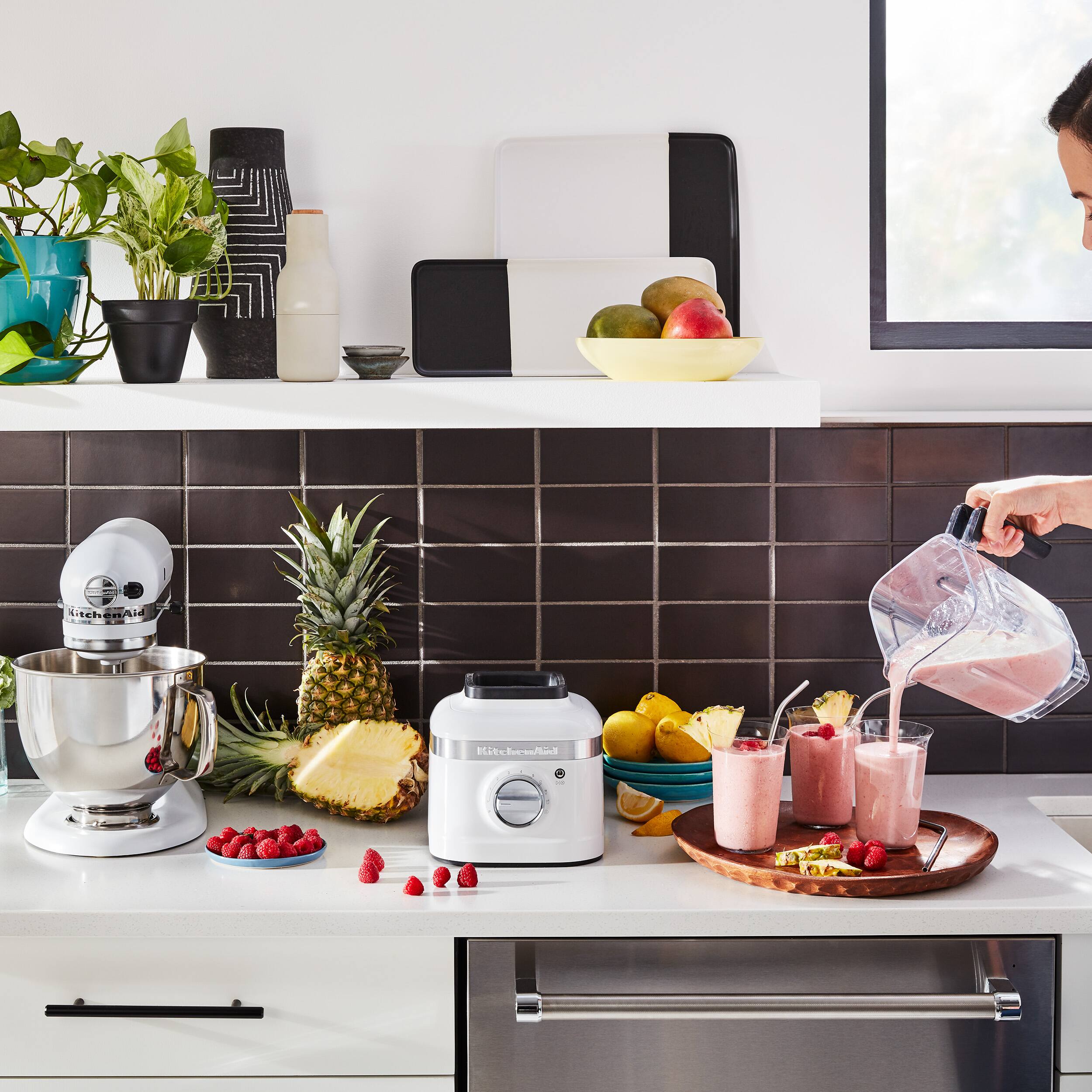 Left. KitchenAid - KitchenAid® K400 Variable Speed Blender - KSB4027 - White.