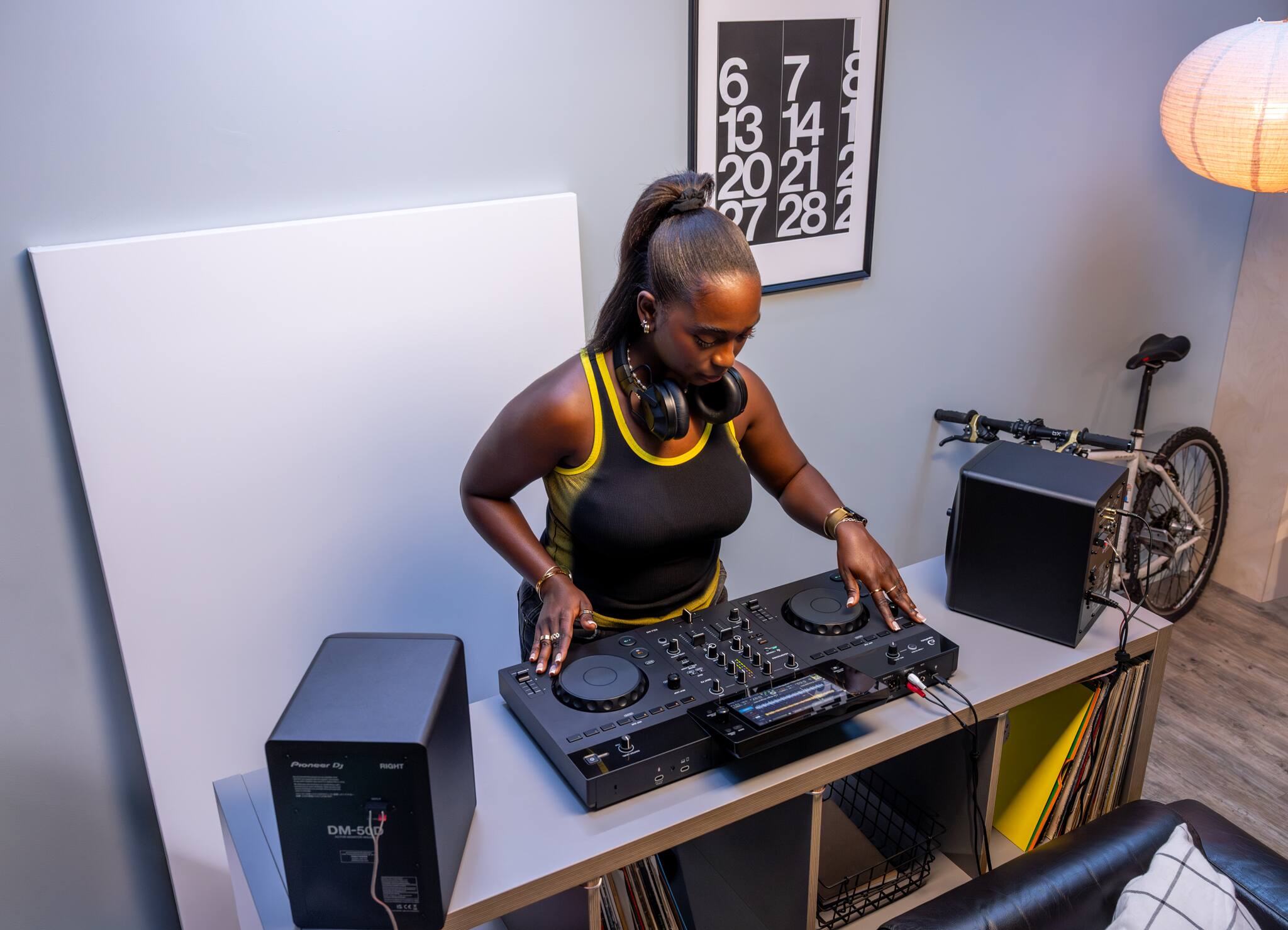 6 7 13 14 1 20 21 2 7 28 2

FEE B
Pioneer DJ
PROGEST
DM-500
OUT