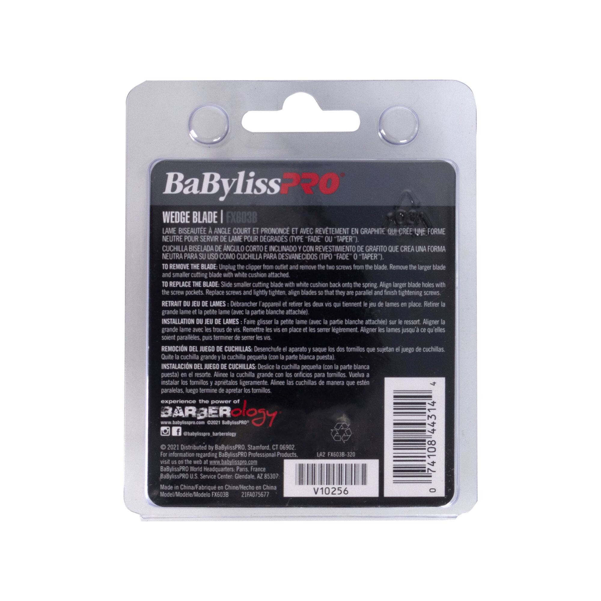 BaByliss PRO  
WEDGE BLADE | FX603B  

LAME BISEAUTÉE À ANGLE COURT ET PRONONCÉ ET AVEC REVETEMENT EN GRAPHITE QUI CRÉE UNE FORME NEUTRE POUR SERVIR DE LAME POUR DEGRADÉS TYPE FADE (OU TAPER).  
CUCHILLA BISELADA DE ÁNGULO CORTO E INCLINADO CON REVESTIMIENTO GRAFITO QUE CREA UNA FORMA NEUTRA PARA SERVIR COMO CUCHILLA PARA DEGRADADOS TIPO "FADE" O "TAPER".  

TO REMOVE THE BLADE: Unplug the clipper outlet and remove the two screws from the blade. Remove the larger blade and smaller cutting blade with white cushion attached.  
REMOÇÃO DA LÂMINA: Desconecte o aparelho e retire os dois parafusos da lâmina. Retire a grande lâmina e a pequena lâmina com a parte branca (cushion) anexa.  
REMOÇÃO DEL JUEGO DE CUCHILLAS: Desenchufe el aparato y