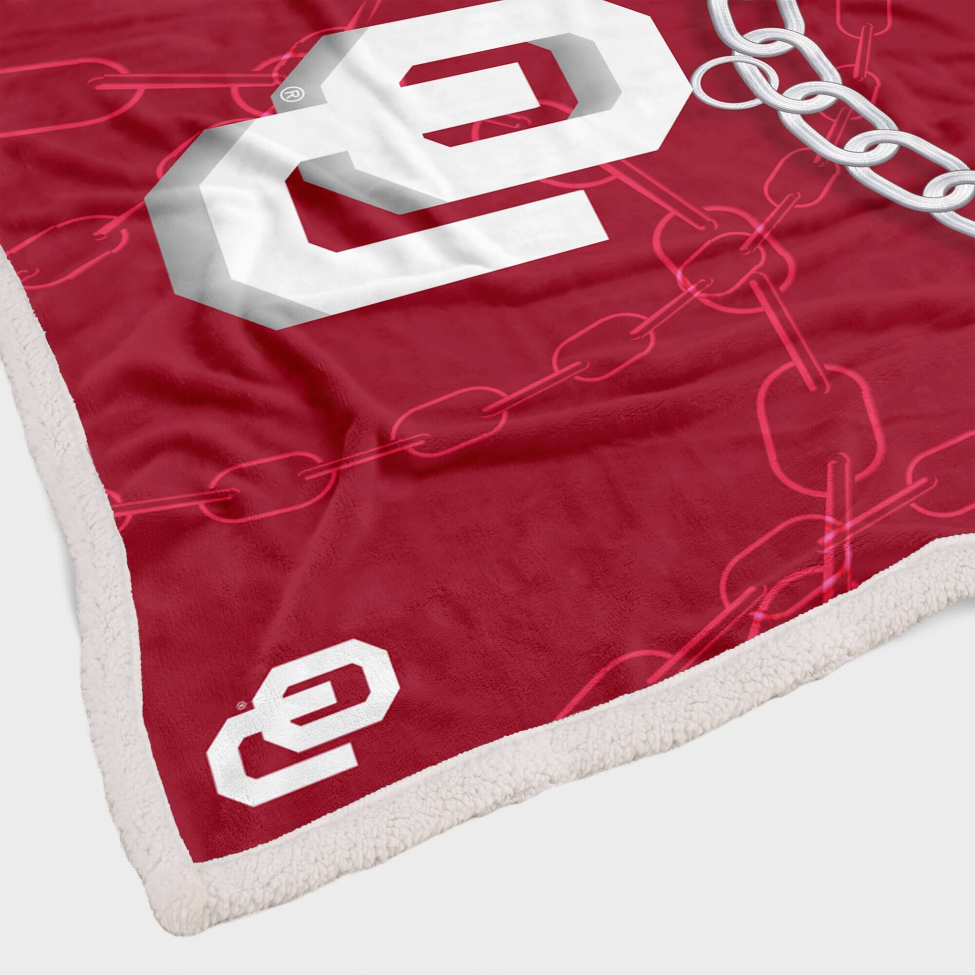 Alt View 1. Pegasus - Oklahoma Sooners 60'' x 80'' Fan Chain Flannel Sherpa Blanket - Multicolor.