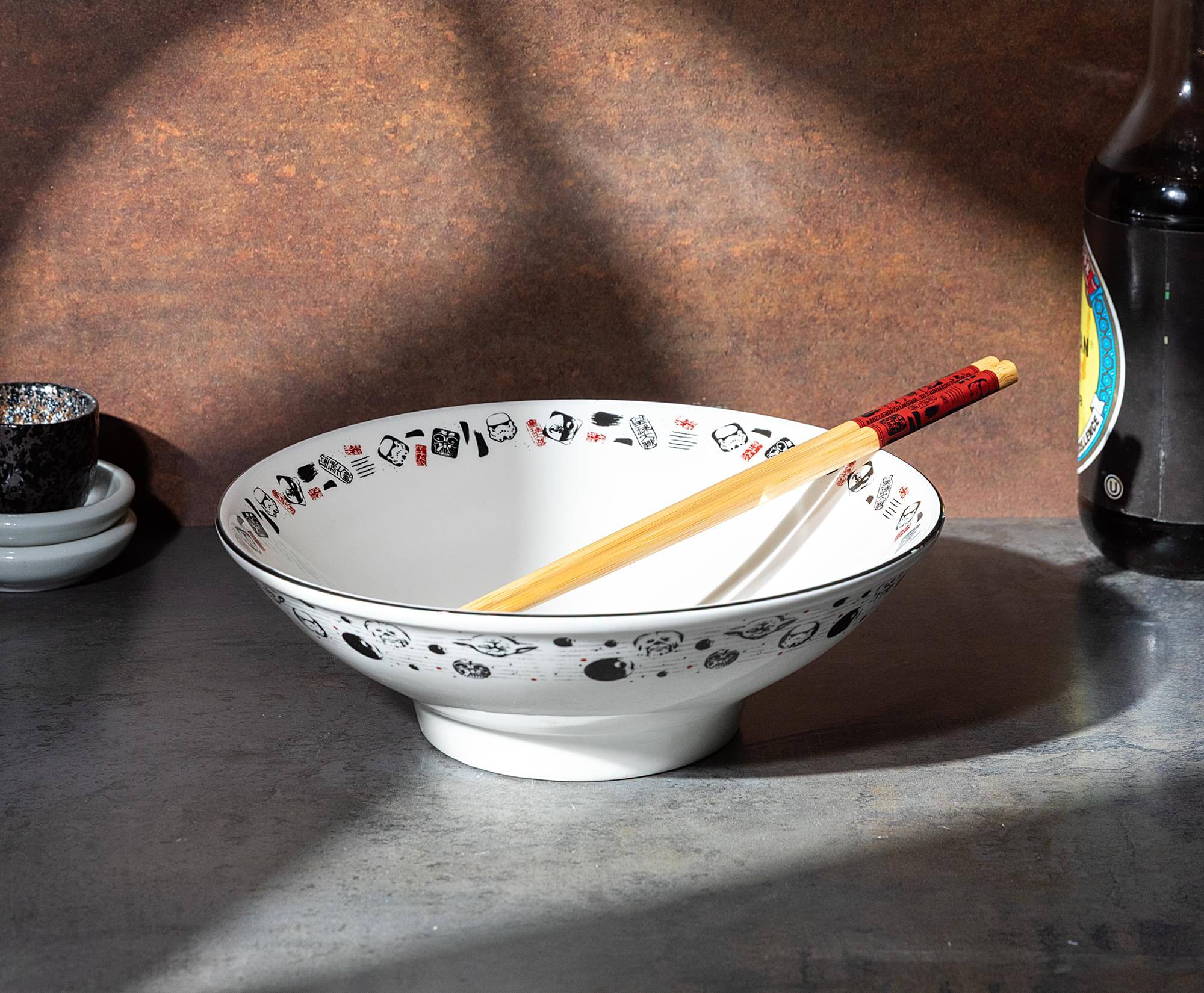 The text on the image appears to be a mix of Japanese characters and some English words. Here is the corrected and grouped text:

**On the bowl:**
- おおづる (Oozuru)
- おおづる (Oozuru)
- おおづる (Oozuru)
- おおづる (Oozuru)
- おおづる (Oozuru)
- おおづる (Oozuru)
- おおづる (Oozuru)
- おおづる (Oozuru)
- おおづる (Oozuru)
- おおづる (Oozuru)

**On the chopsticks:**
- おおづる (Oozuru)

**On the bottle label:**
- おおづる (Oozuru)

The text "Ste : ! HA C lith U" does not appear to be part of the image and seems to be a mix of unrelated characters.