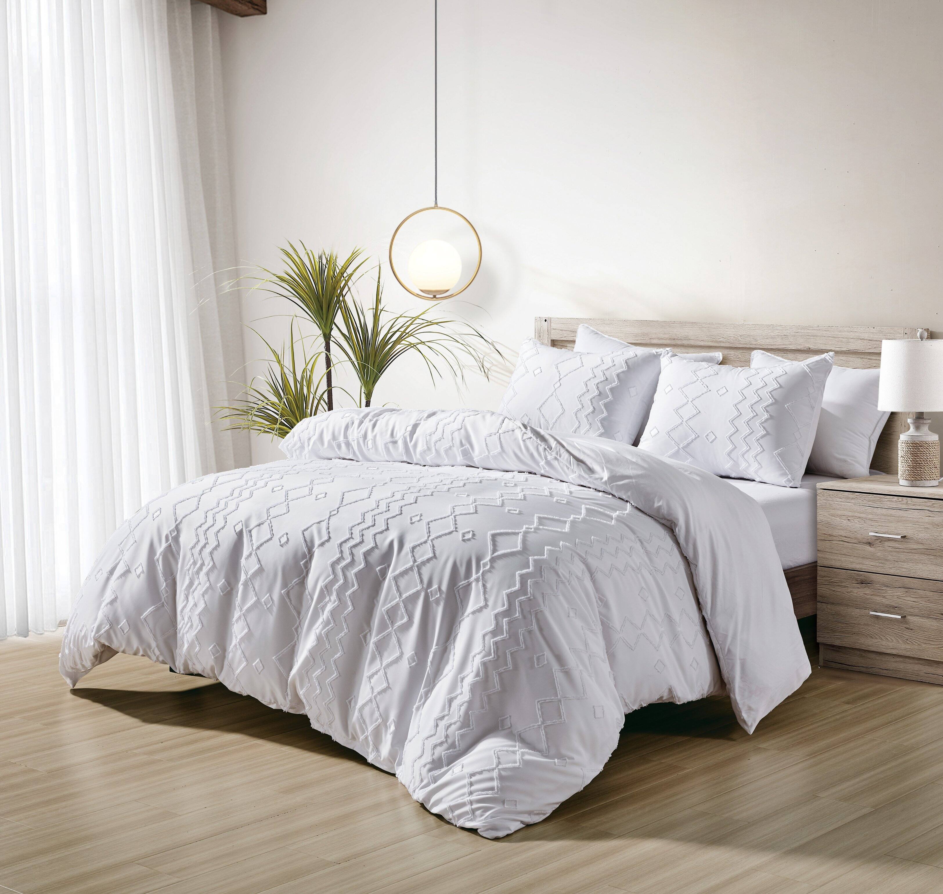 Left. Bibb Home - Bibb Home 2000 Count Tufted Duvet Cover (3-Piece) - White.