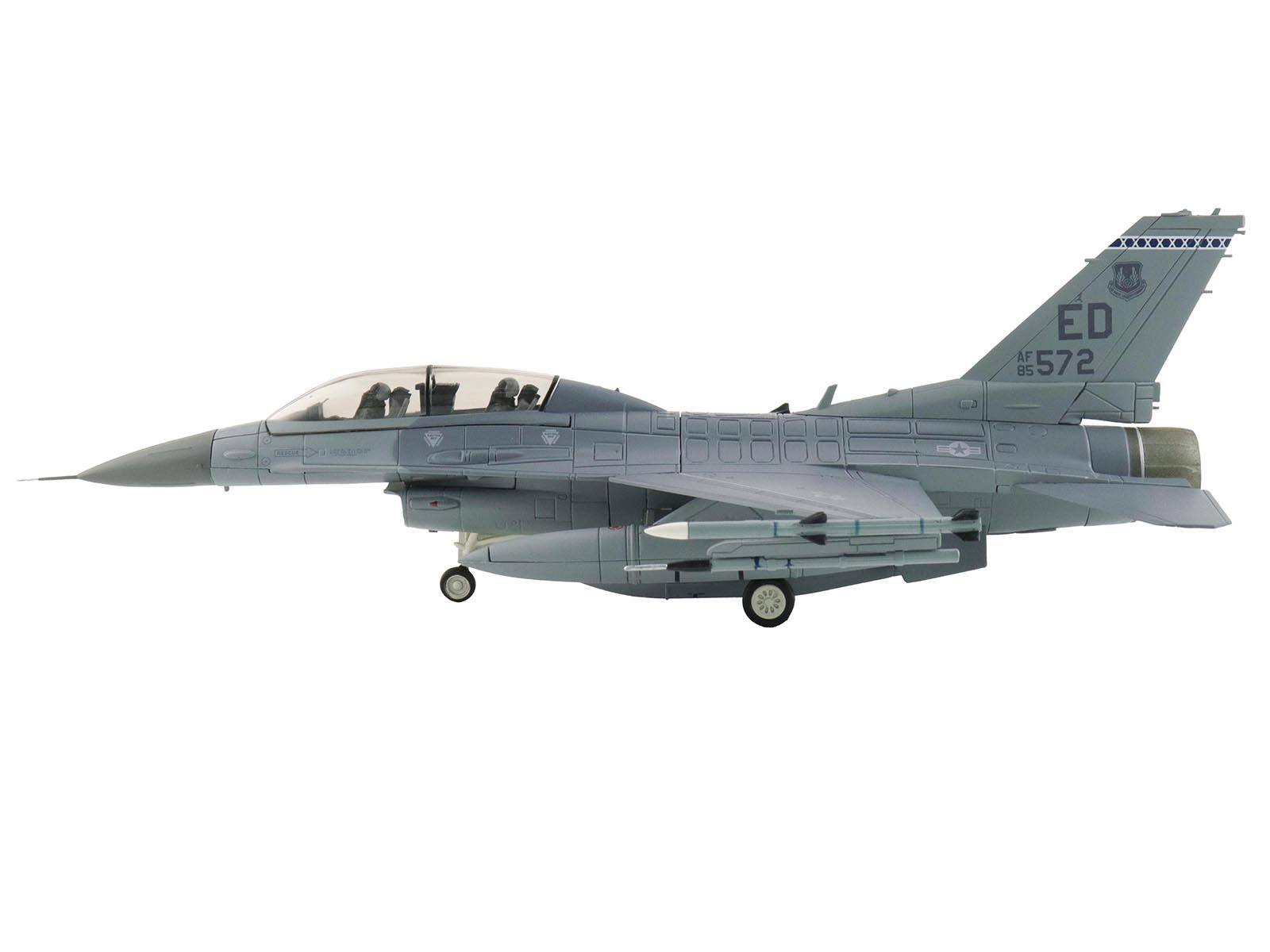 Angle. Hobby Master - Lockheed F-16D Fighting Falcon Fighter "85-1572" Edwards Air Force Base 2024 USAF Air Power Series 1/72 - Grey.