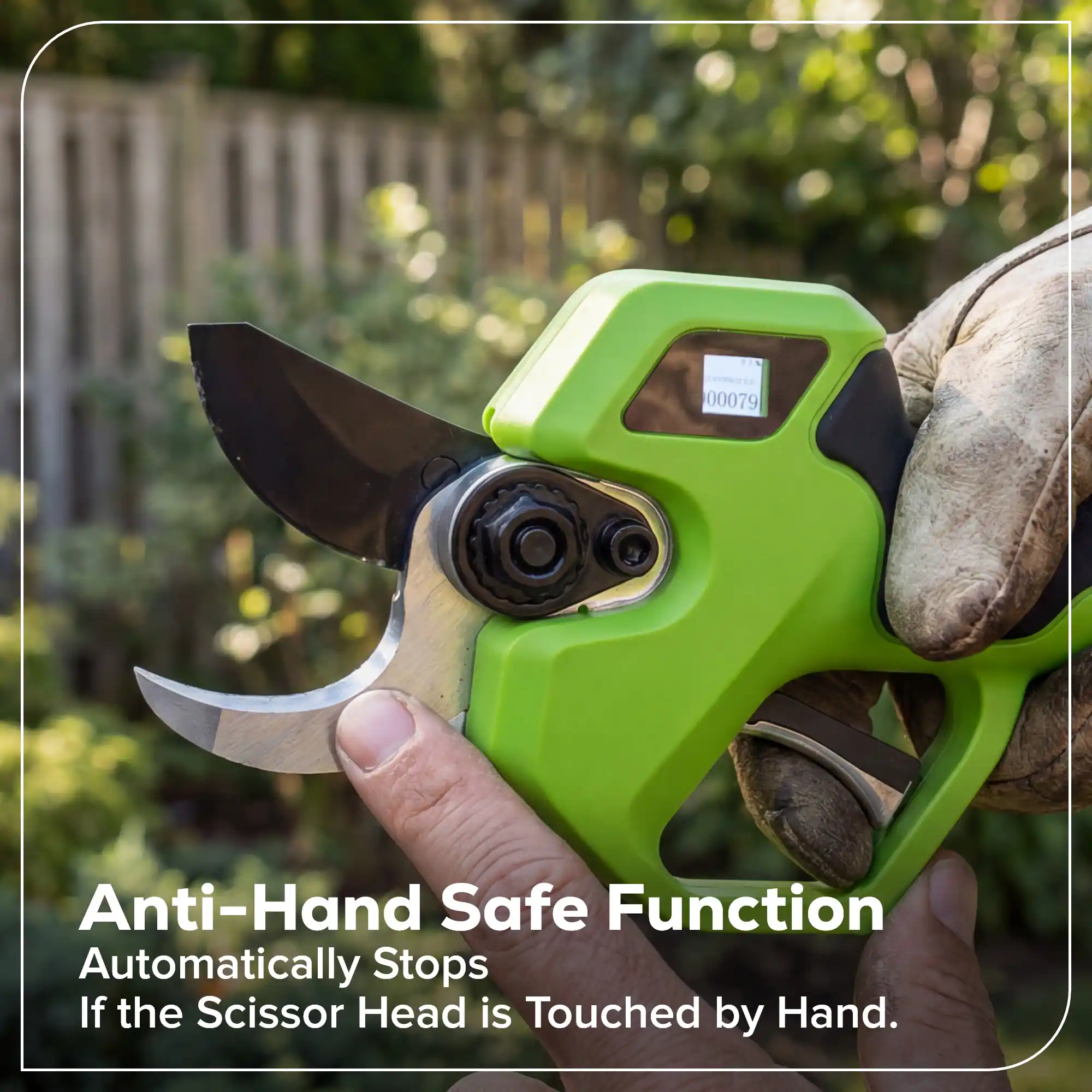 Anti-Hand Safe Function  
Automatically Stops If the Scissor Head is Touched by Hand.