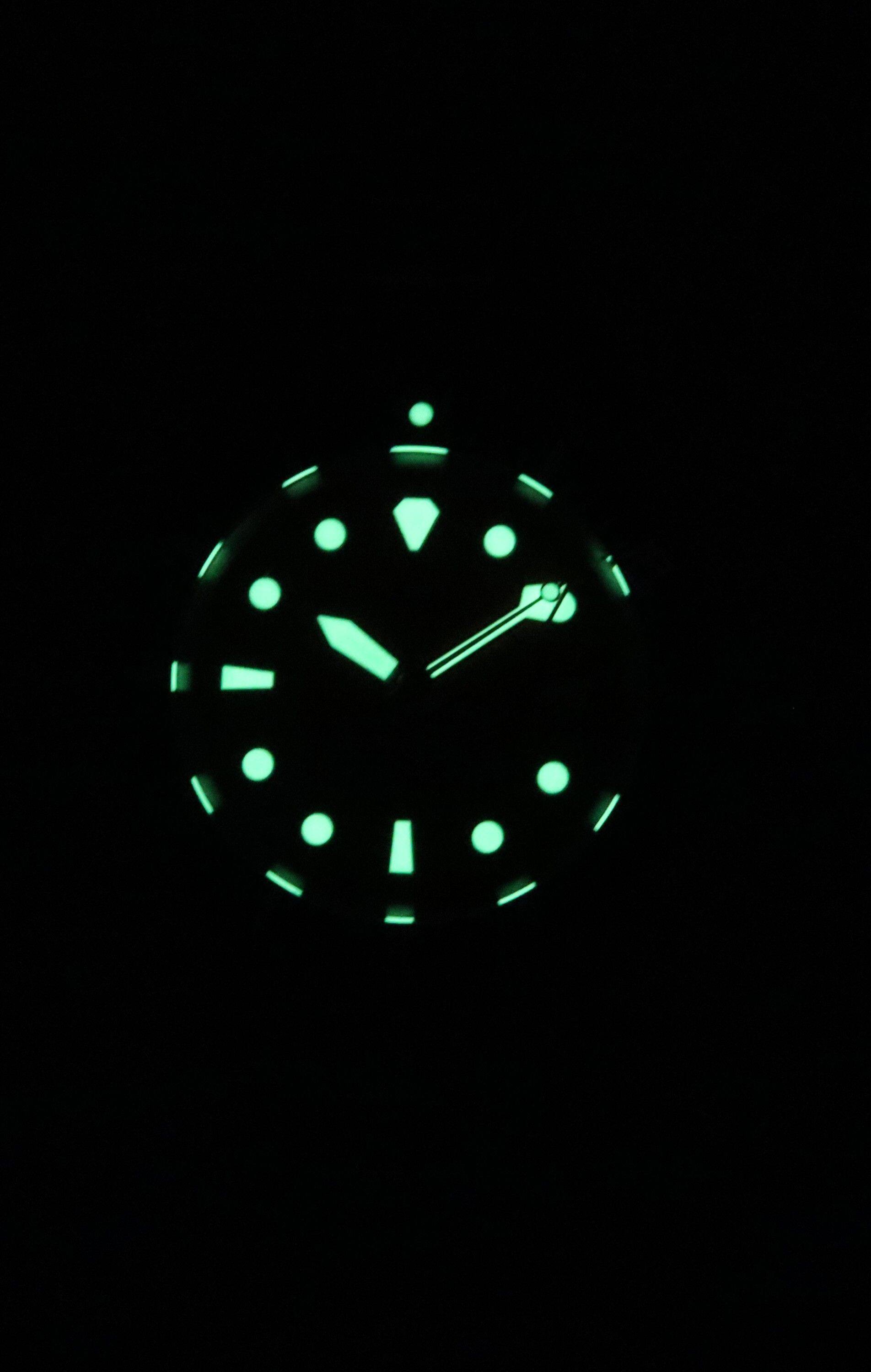 Angle. RATIO - RATIO FreeDiver Quartz RTF035 Mens Watch Sapphire Crystal Stainless Steel Orange Dial 200M Date Display - Orange/Silver.