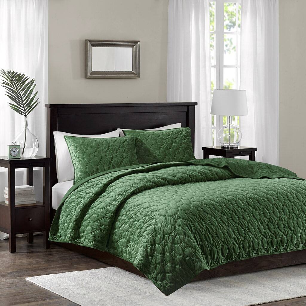 Alt View 1. Gracie Mills - Gracie Mills Gayle 3-Piece Casual Geometric Velvet Quilt Set - Green.