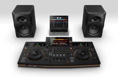 Pioneer DJ Professional All In One DJ System with 4 Deck Playback Pioneer DJ Professional All In One DJ System with 4 Deck Playback