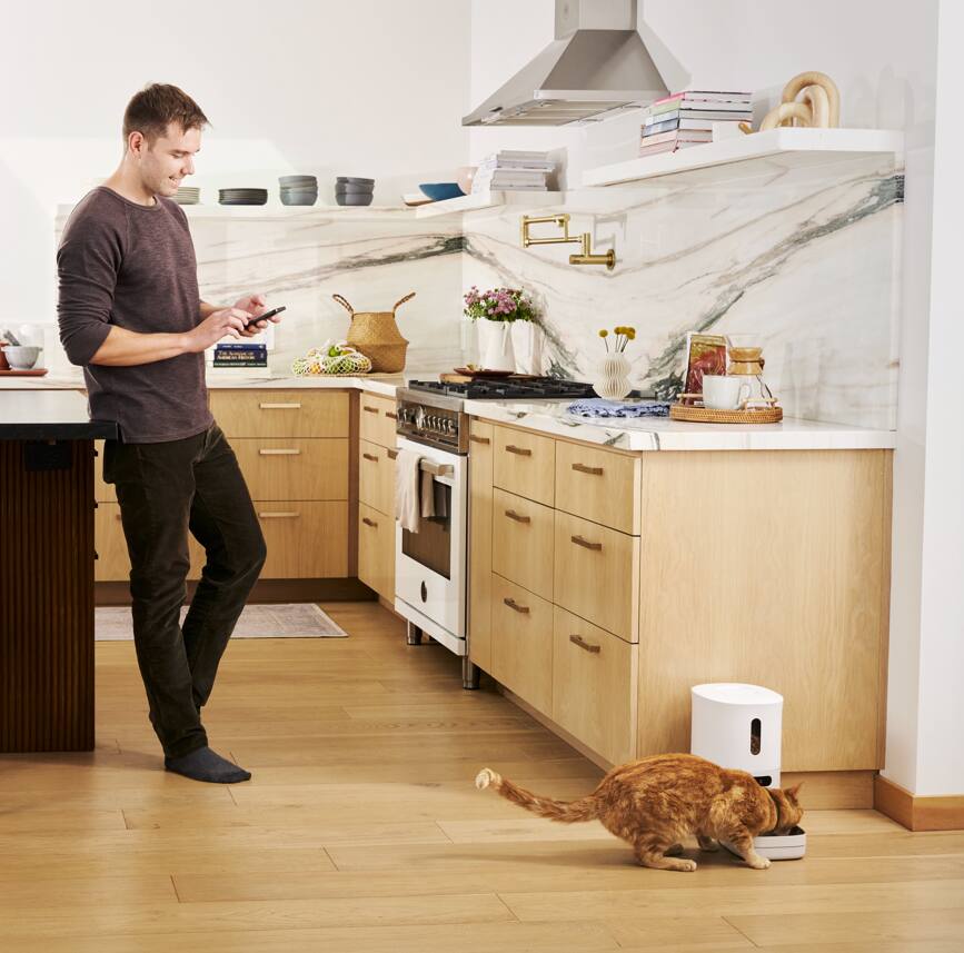 Alt View 5. PawSync - Automatic Pet Feeder - White.