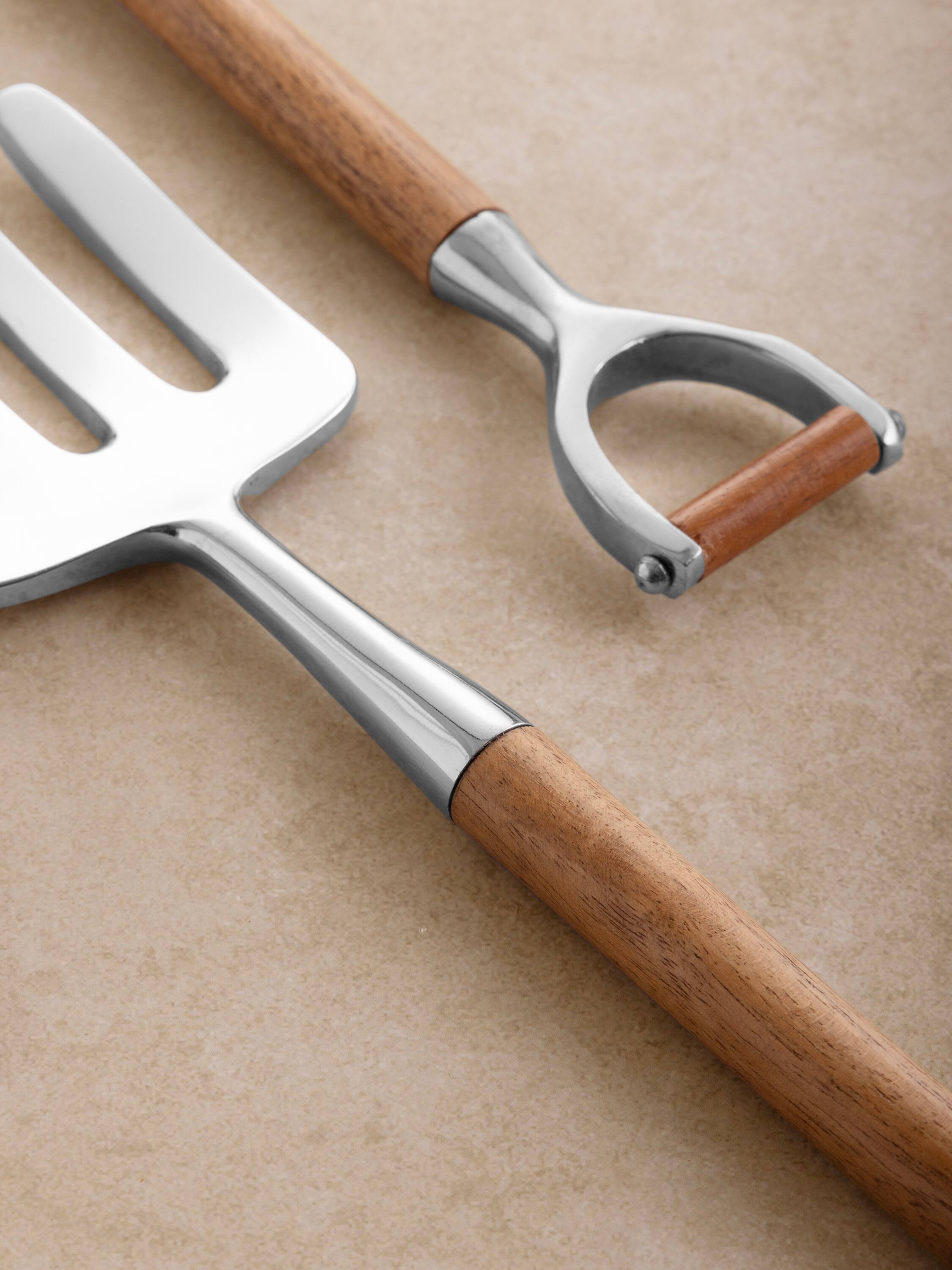 Angle. GAURI KOHLI - Narvik Salad Servers - Brown, shiny steel.