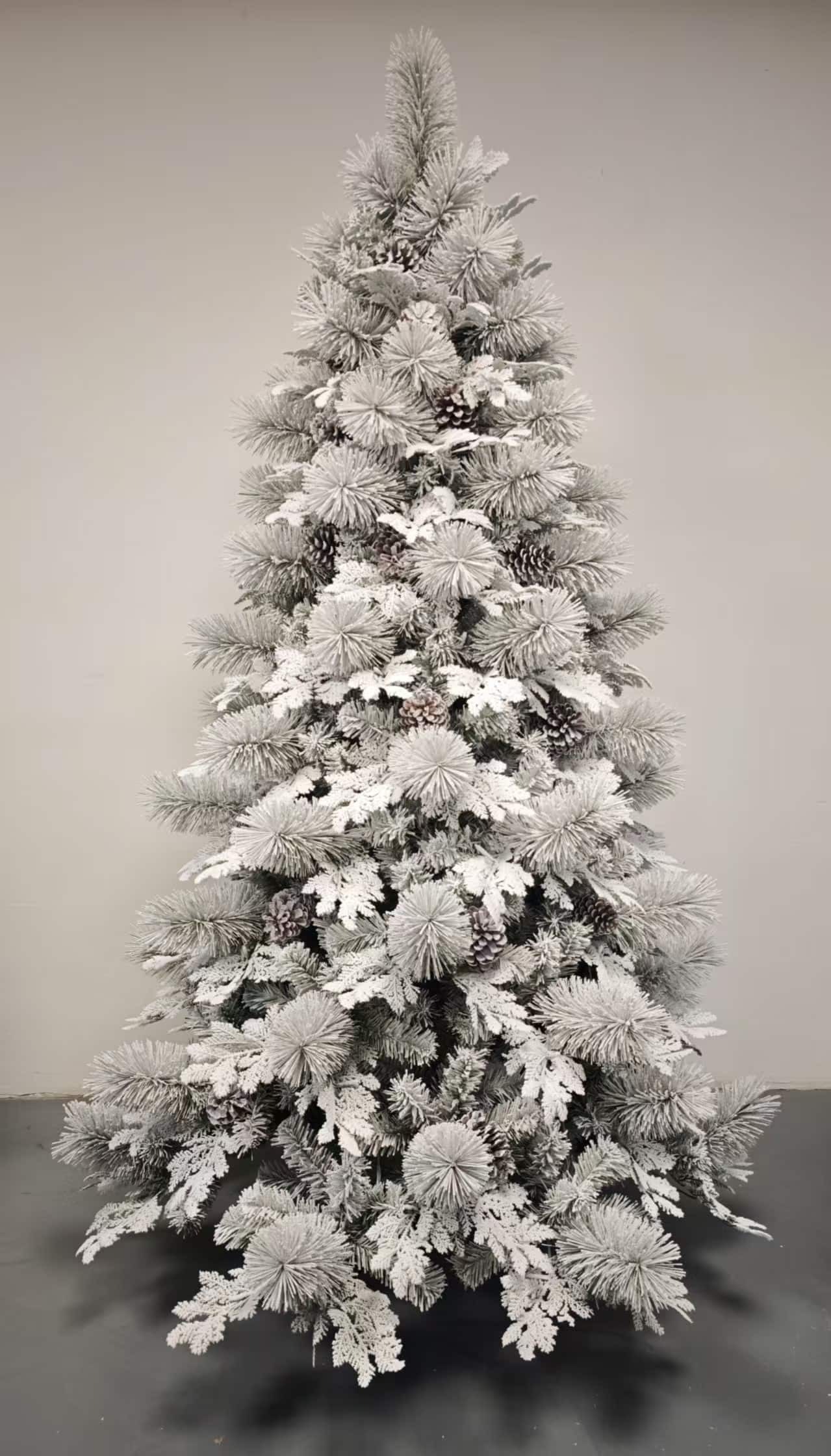 GARVEE - Pre-Lit Christmas Tree with 400 LED Lights, PE PVC Hinged Branches Metal Stand Christmas Tree Home - 6ft