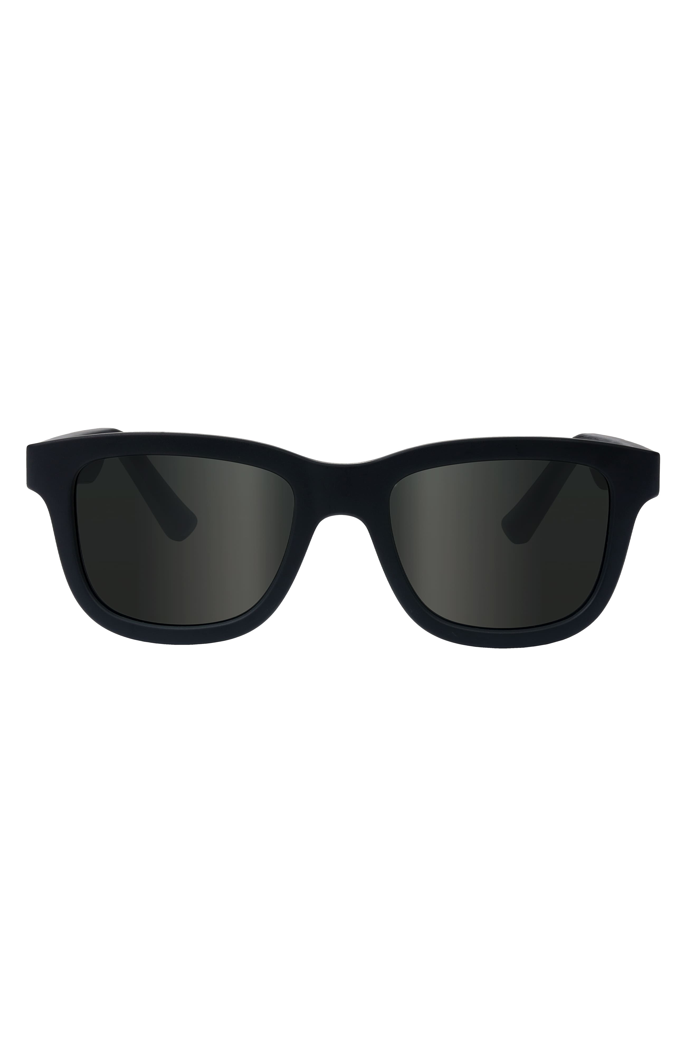 Chamelo - Lifestyle Dusk Classic Button - Black frame | Smoke lenses
