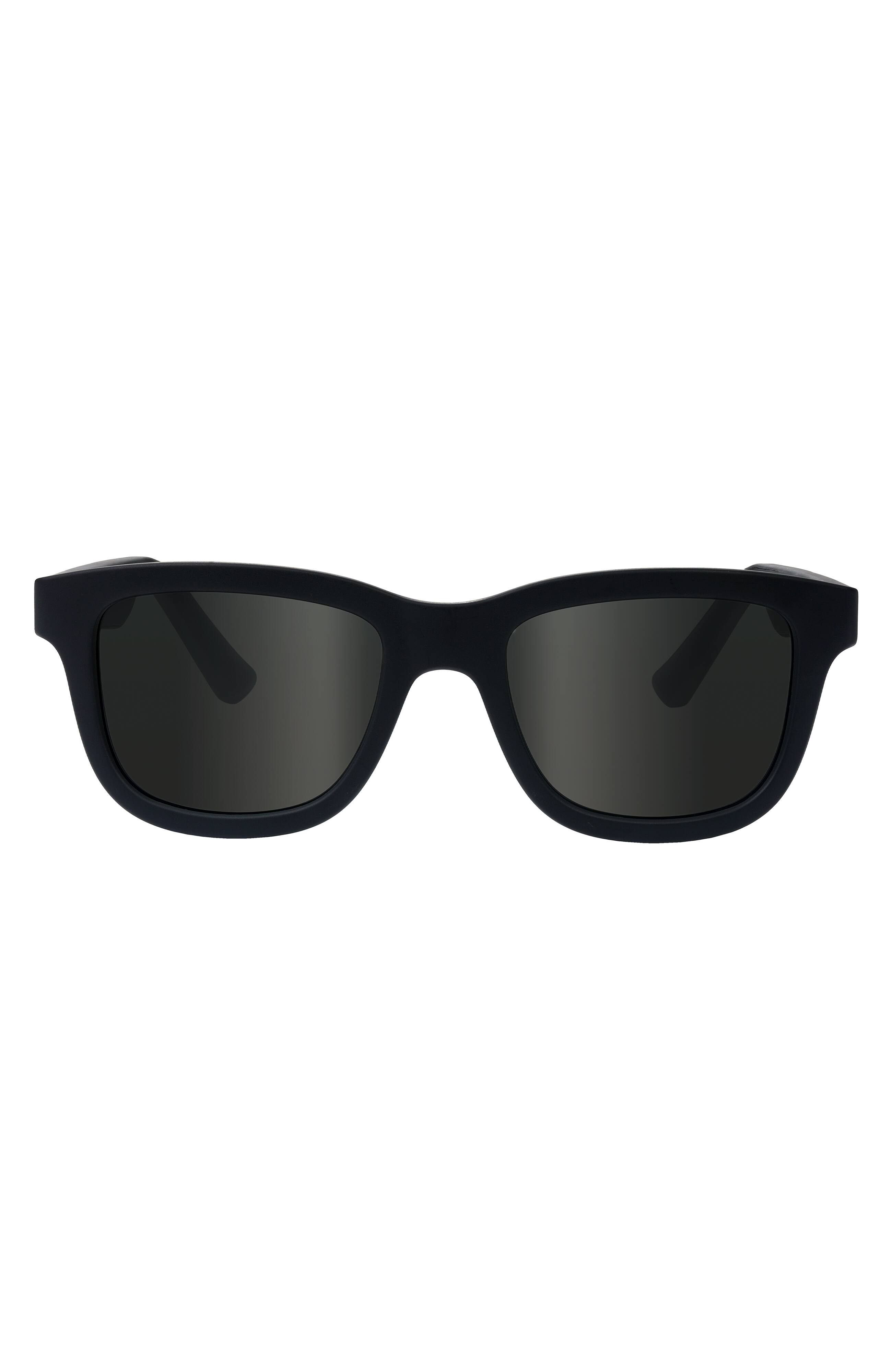 Chamelo - Lifestyle Dusk Classic Button - Black frame | Smoke lenses