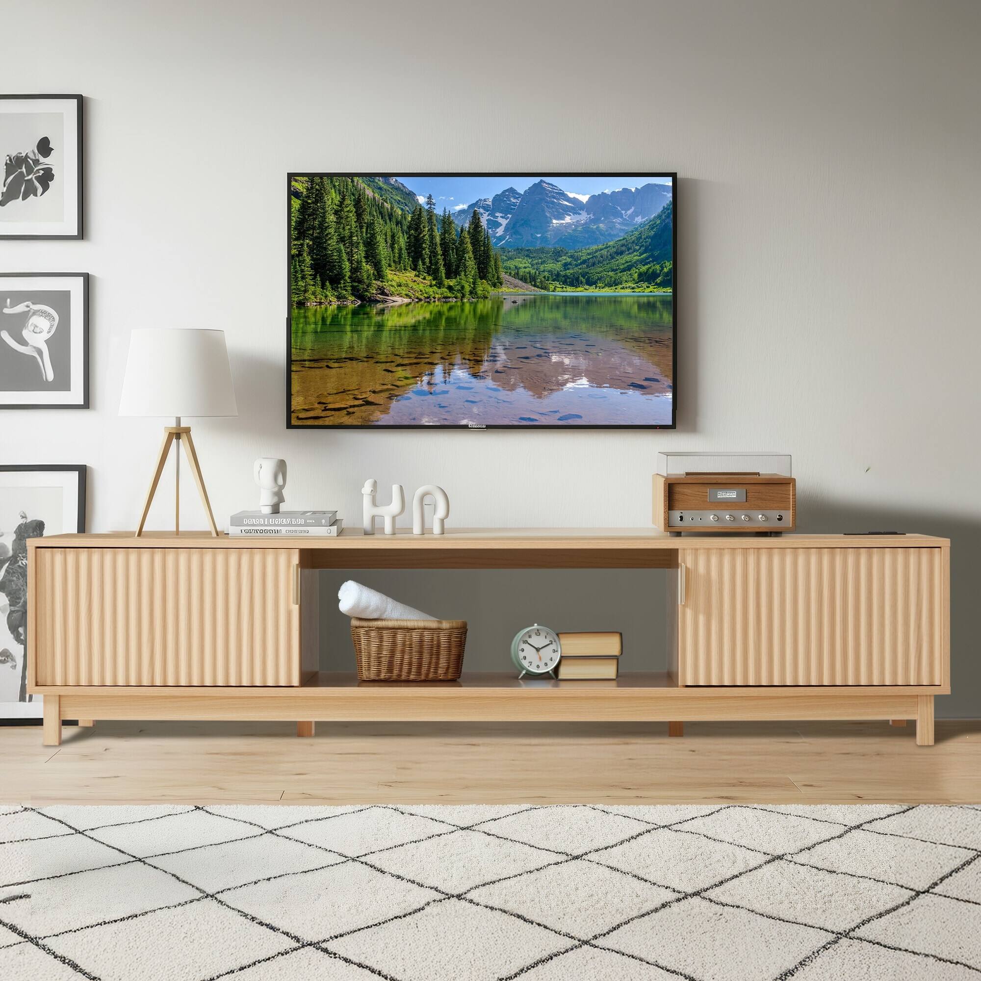 The text in the image appears to be a mix of letters and symbols that are not clearly legible. However, based on the context and common patterns, it might be an attempt to represent a name or initials. Here is a possible grouping and correction:

- JOS
- AN
- CN
- HR
- 5
- I
- d
- +

This could be interpreted as initials or a code, but without more context, it's difficult to determine the exact meaning.