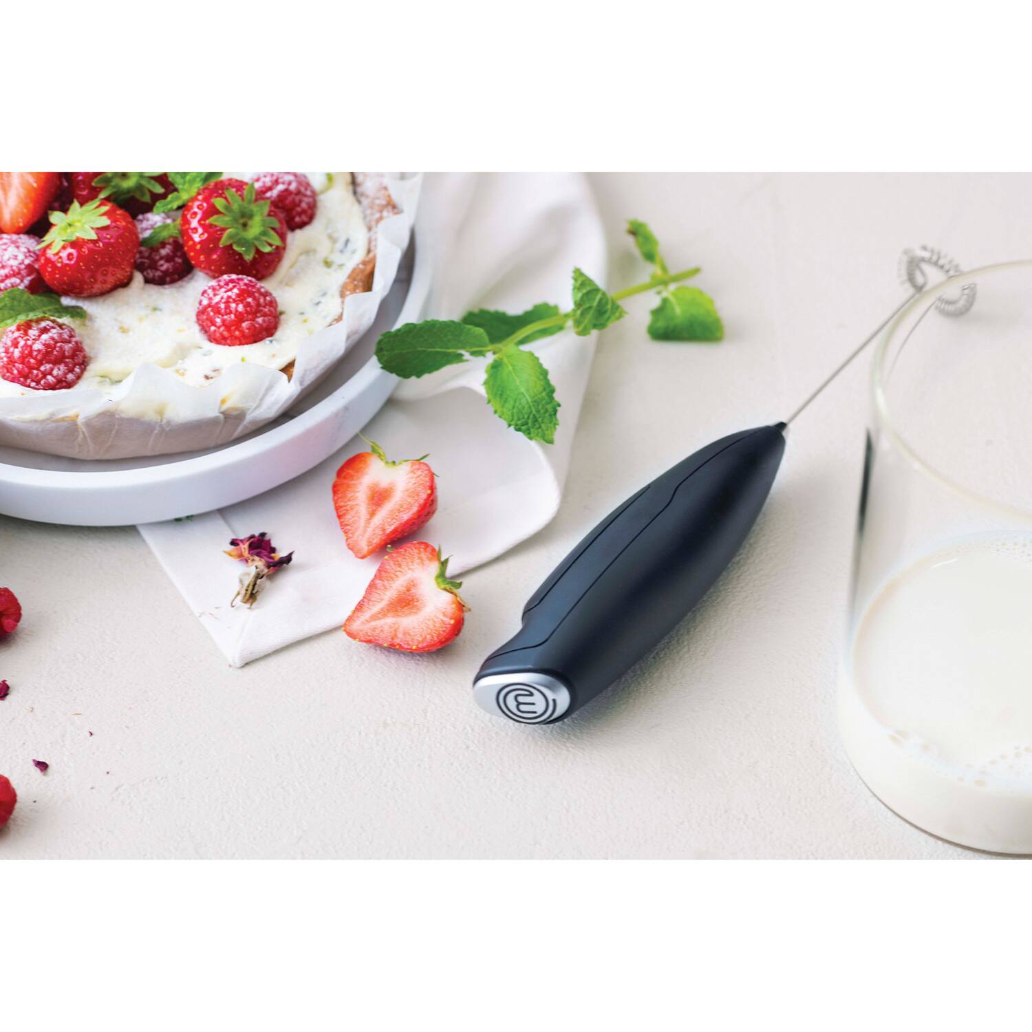 Angle. MasterChef - Battery-Operated Milk Frother - Black.