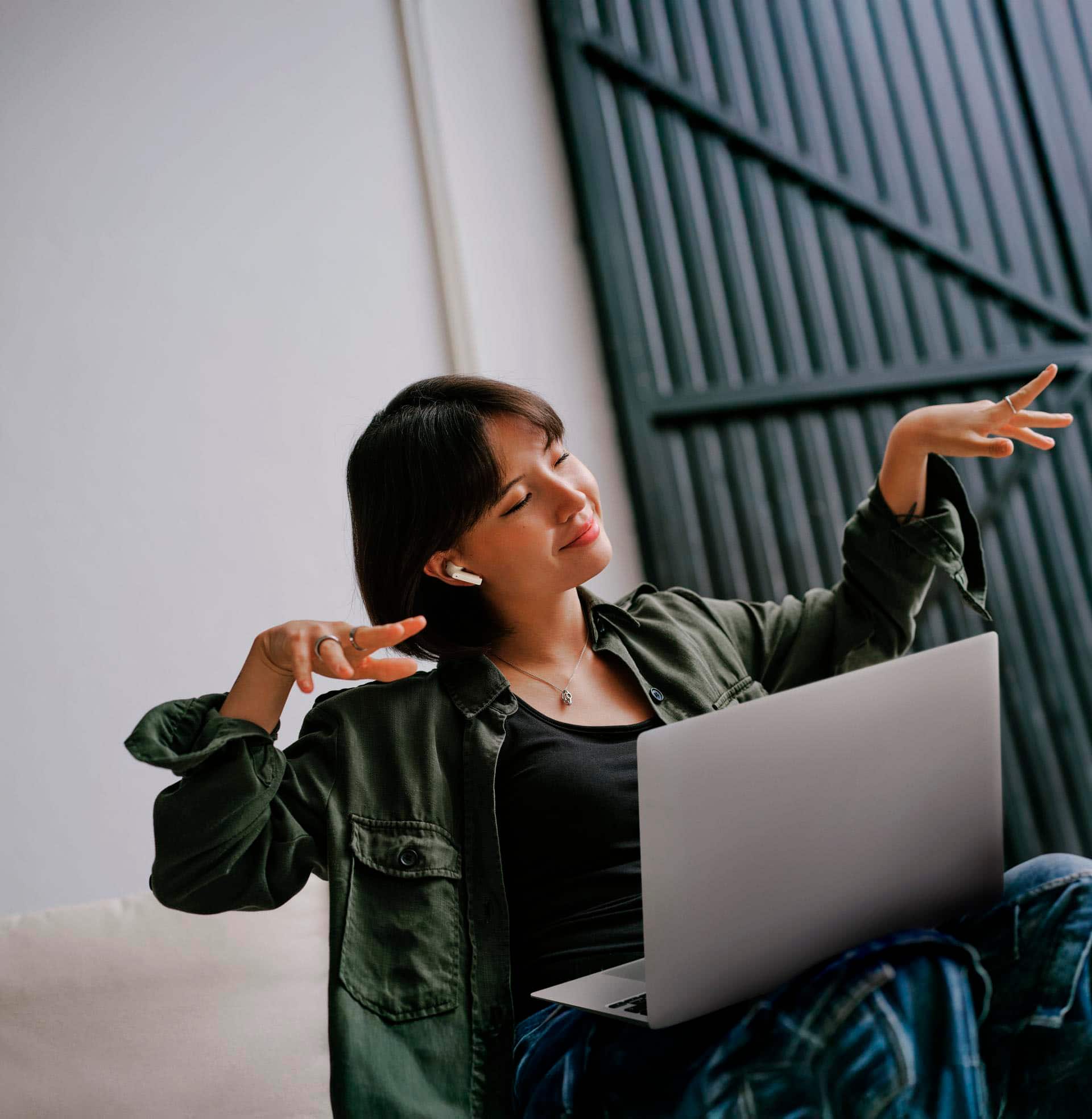 Left. Sennheiser - Sennheiser ACCENTUM Open Wireless Earbuds - Ear Buds with Open Design, Dynamic Sound and Bluetooth 5.3 - Cream.