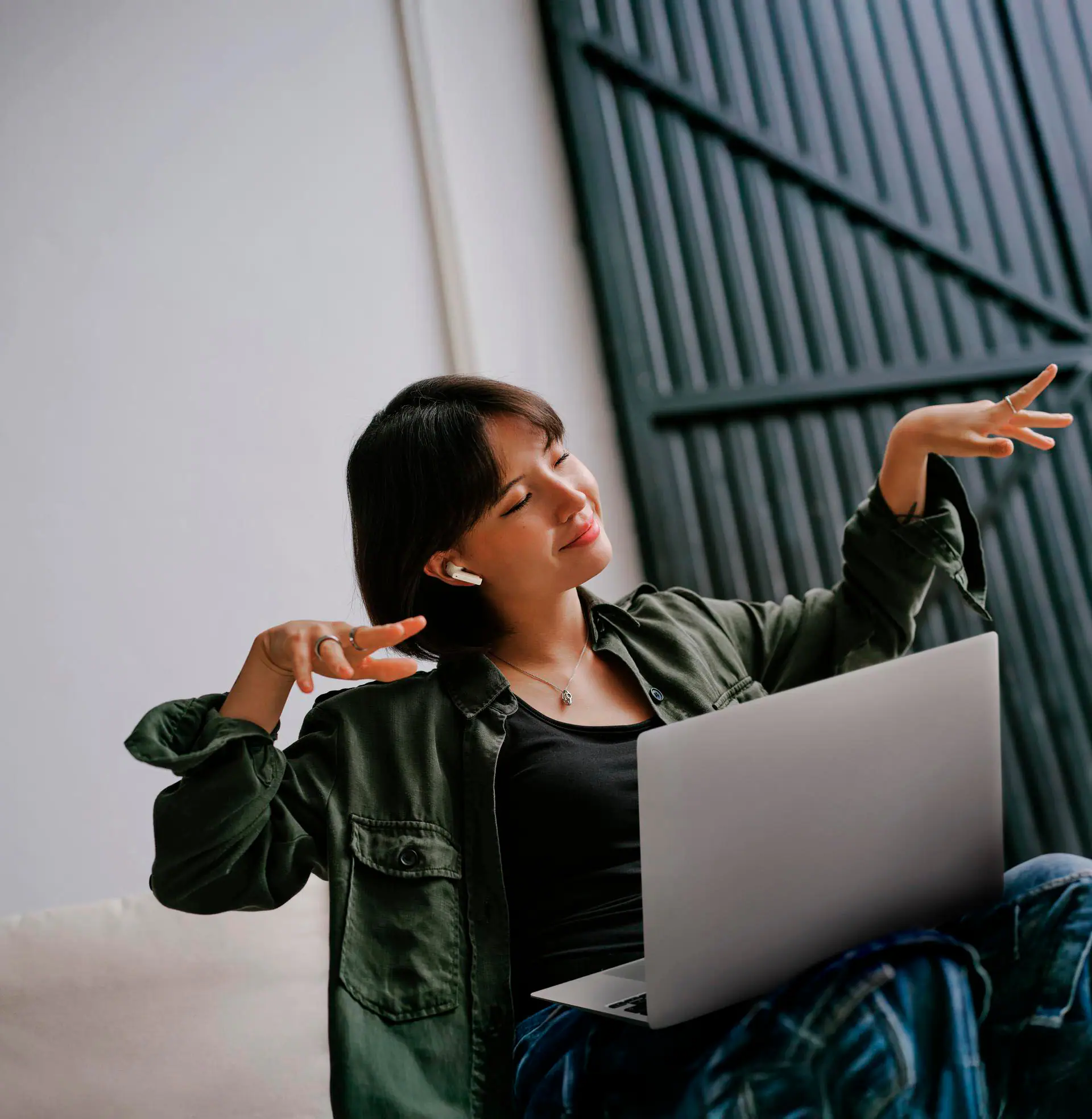 Left. Sennheiser - Sennheiser ACCENTUM Open Wireless Earbuds - Ear Buds with Open Design, Dynamic Sound and Bluetooth 5.3 - Cream.