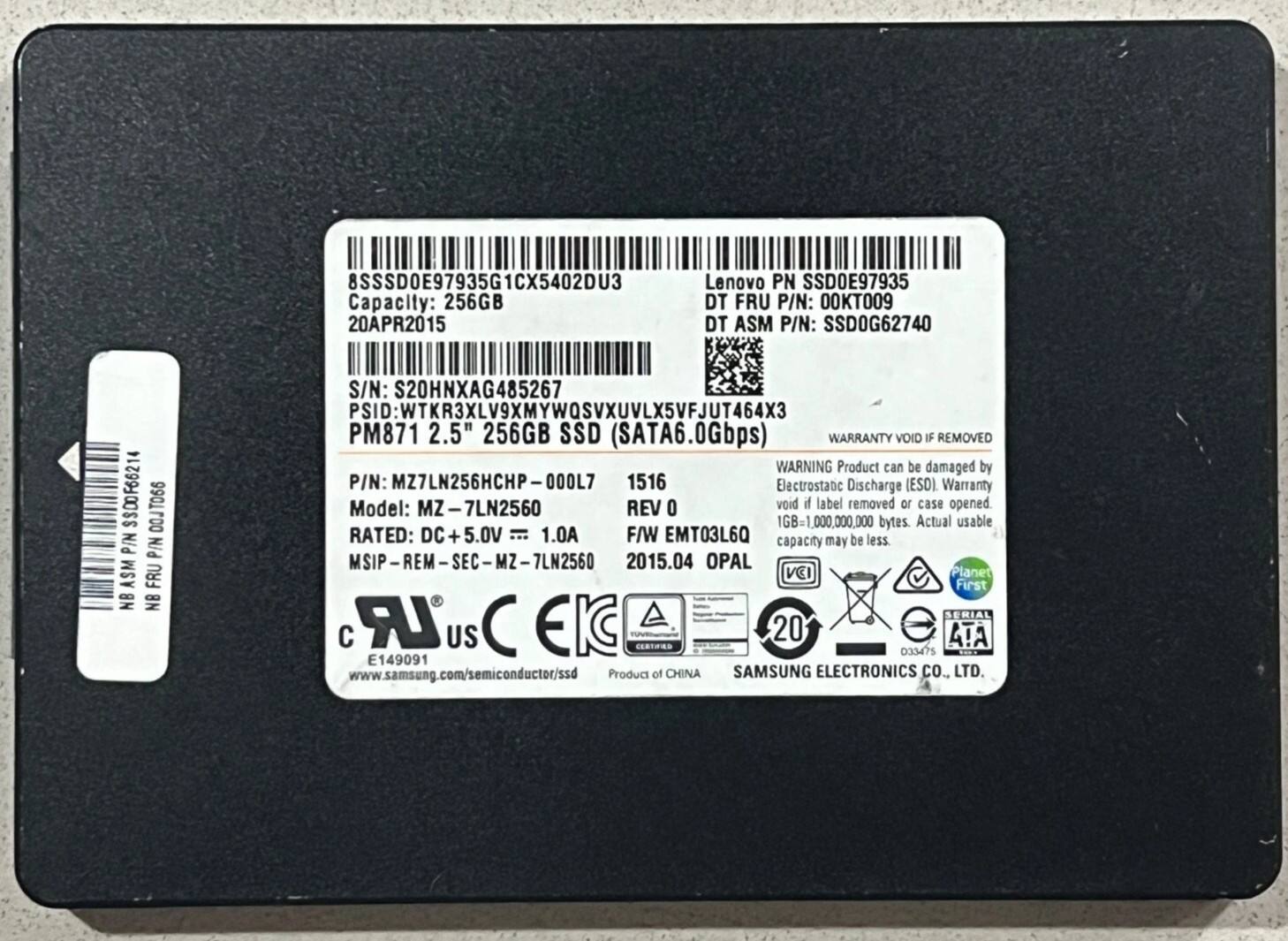 8SSSD0E97935G1CX5402DU3  
Lenovo PN: SSD0E97935  
Capacity: 256GB  
DT FRU P/N: 00KT009  
DT ASM P/N: SSD0G62740  
20APR2015  
DT ASM P/N: SSD0G62740  
$800F66214  
aaOTLOO  
P/N: MZ7LN256HCP-000L7  
Model: MZ-7LN2560  
REV 0  
Warranty VOID IF REMOVED  
WARNING: Product can be damaged by Electrostatic Discharge (ESD)  
Warranty VOID if label removed or case opened.  
1GB = 1,000,000,000 bytes. Actual usable capacity may be less.  
Rated: DC + 5.0V T 1.0A  
F/W: EMT03L60  
2.5" 256GB SSD (SATA6.0Gbps)  
S/N: S