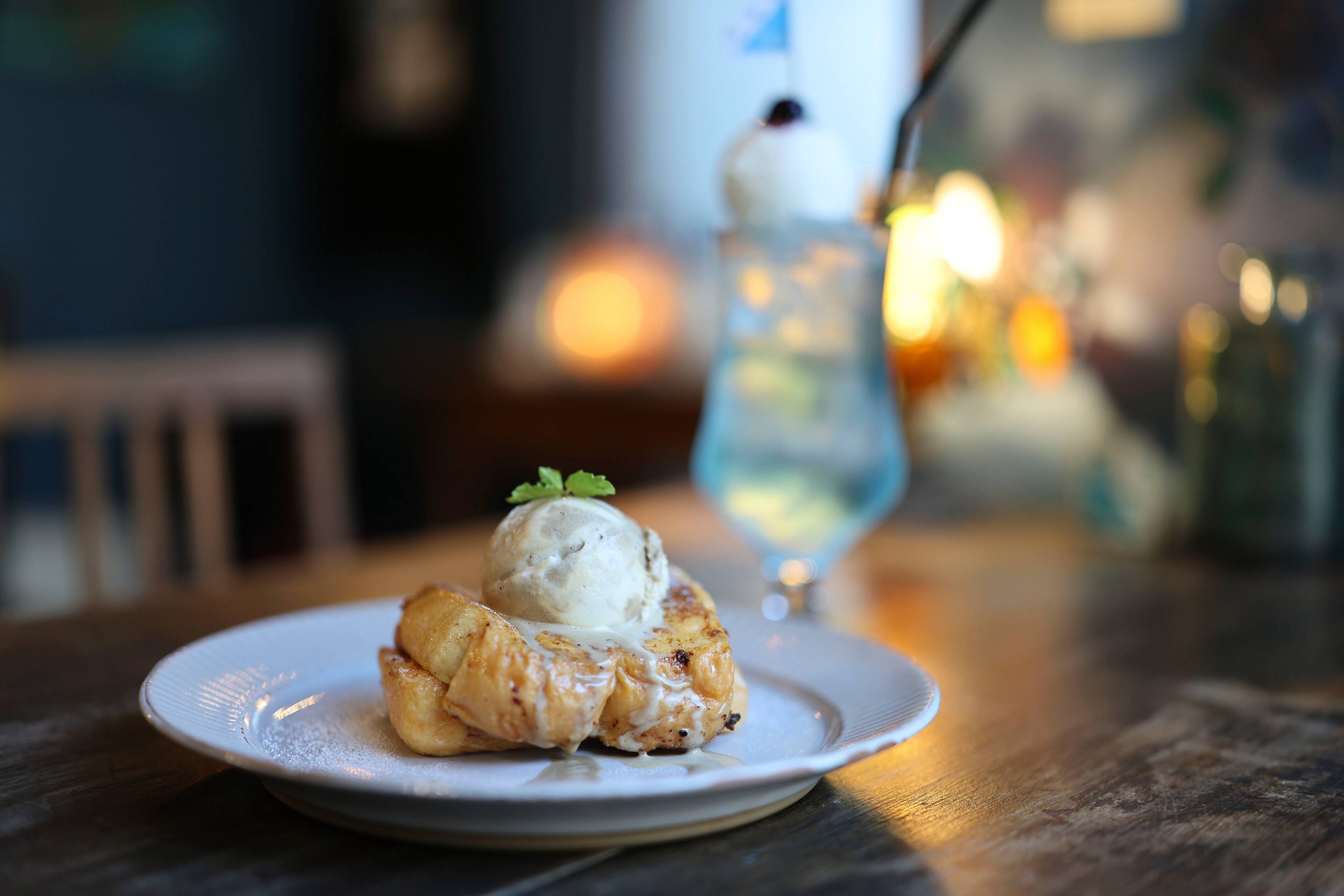 Alt View 15. Canon - RF50mm F1.4 L VCM Hybrid Prime Lens for Use with EOS R-Series Cameras - Black.