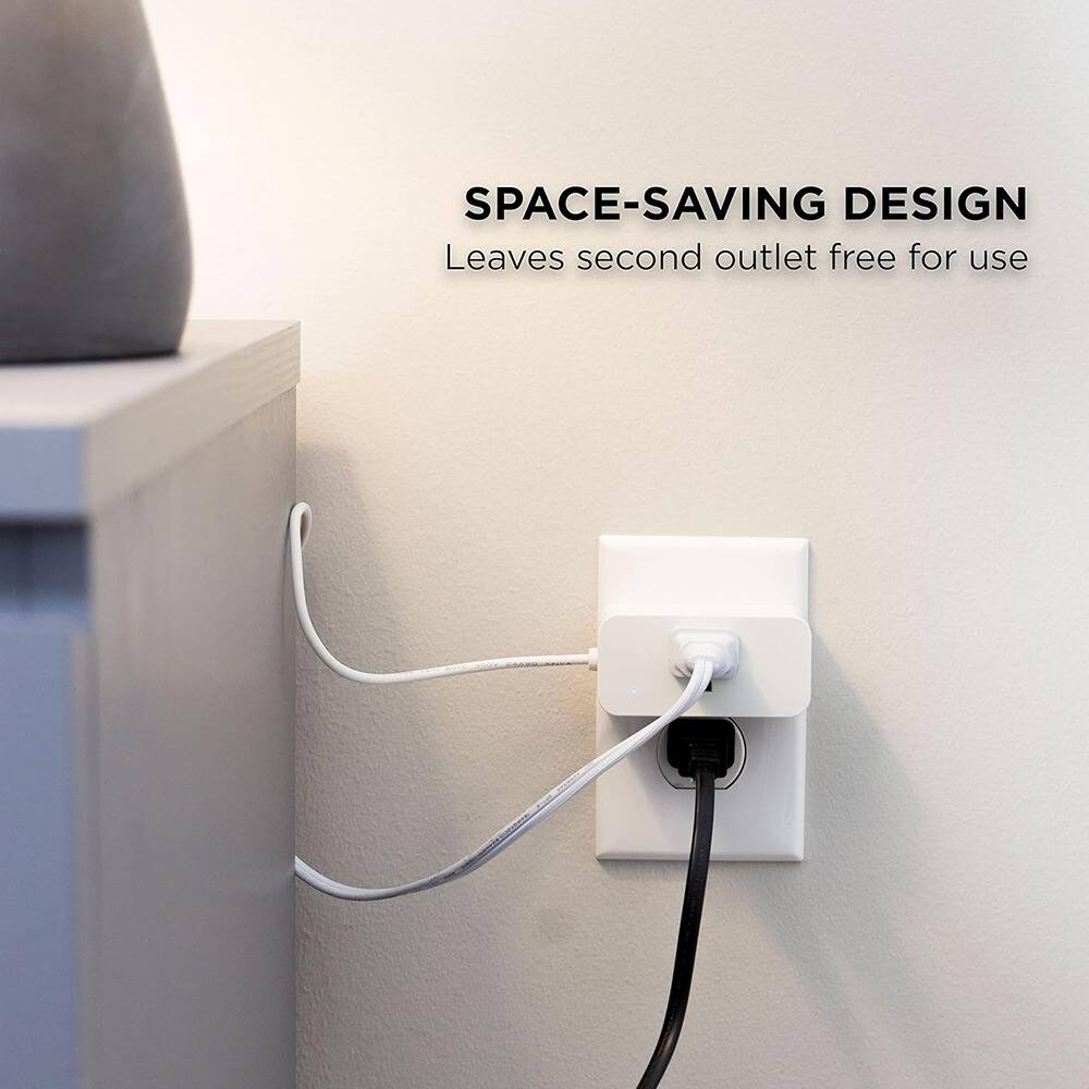 SPACE-SAVING DESIGN  
Leaves second outlet free for use